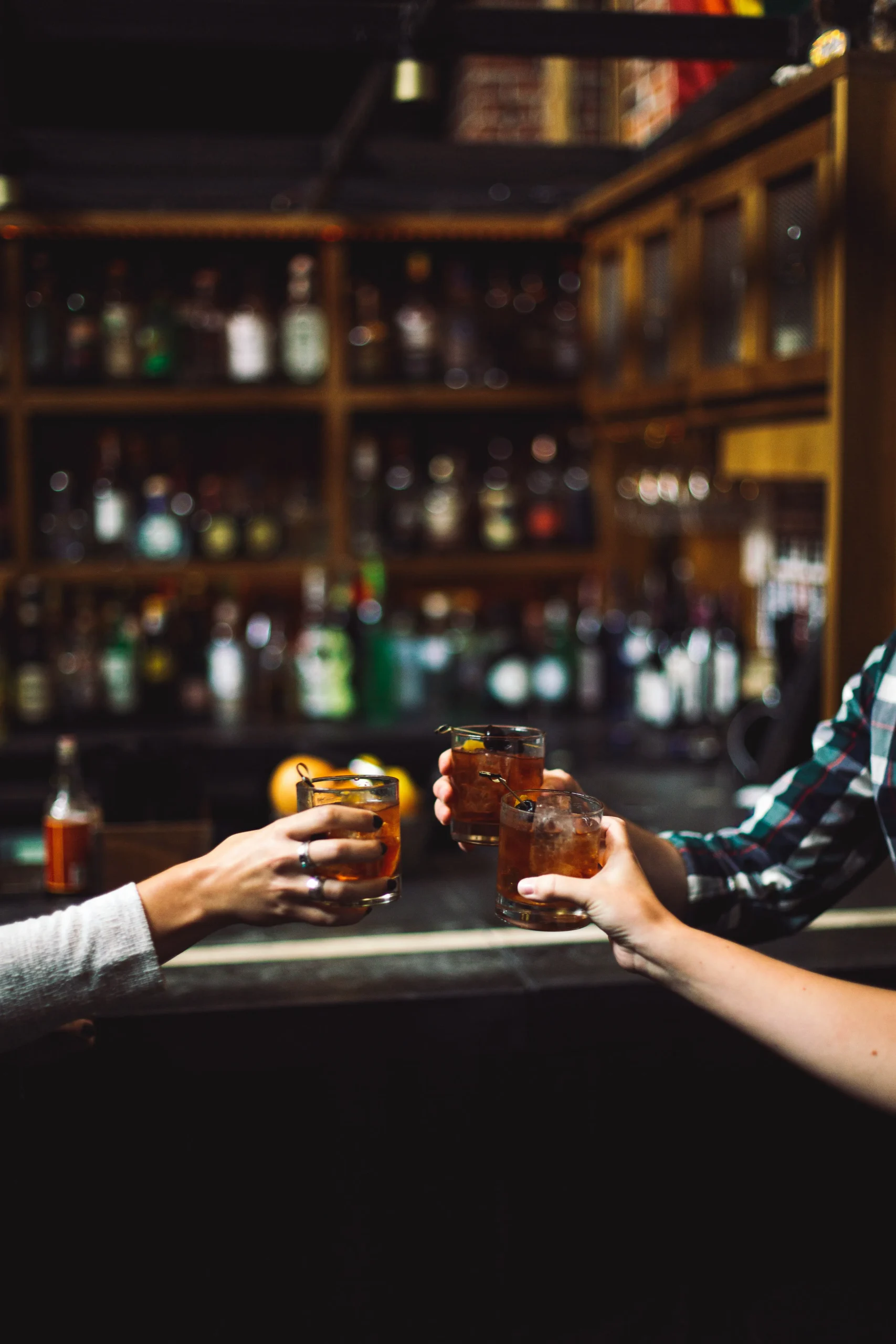 Foto de <a href="https://unsplash.com/es/@dbeamer_jpg?utm_source=unsplash&utm_medium=referral&utm_content=creditCopyText">Drew Beamer</a> en <a href="https://unsplash.com/es/fotos/three-person-holding-clear-drinking-glasses-bTN-zKFy9uA?utm_source=unsplash&utm_medium=referral&utm_content=creditCopyText">Unsplash</a>