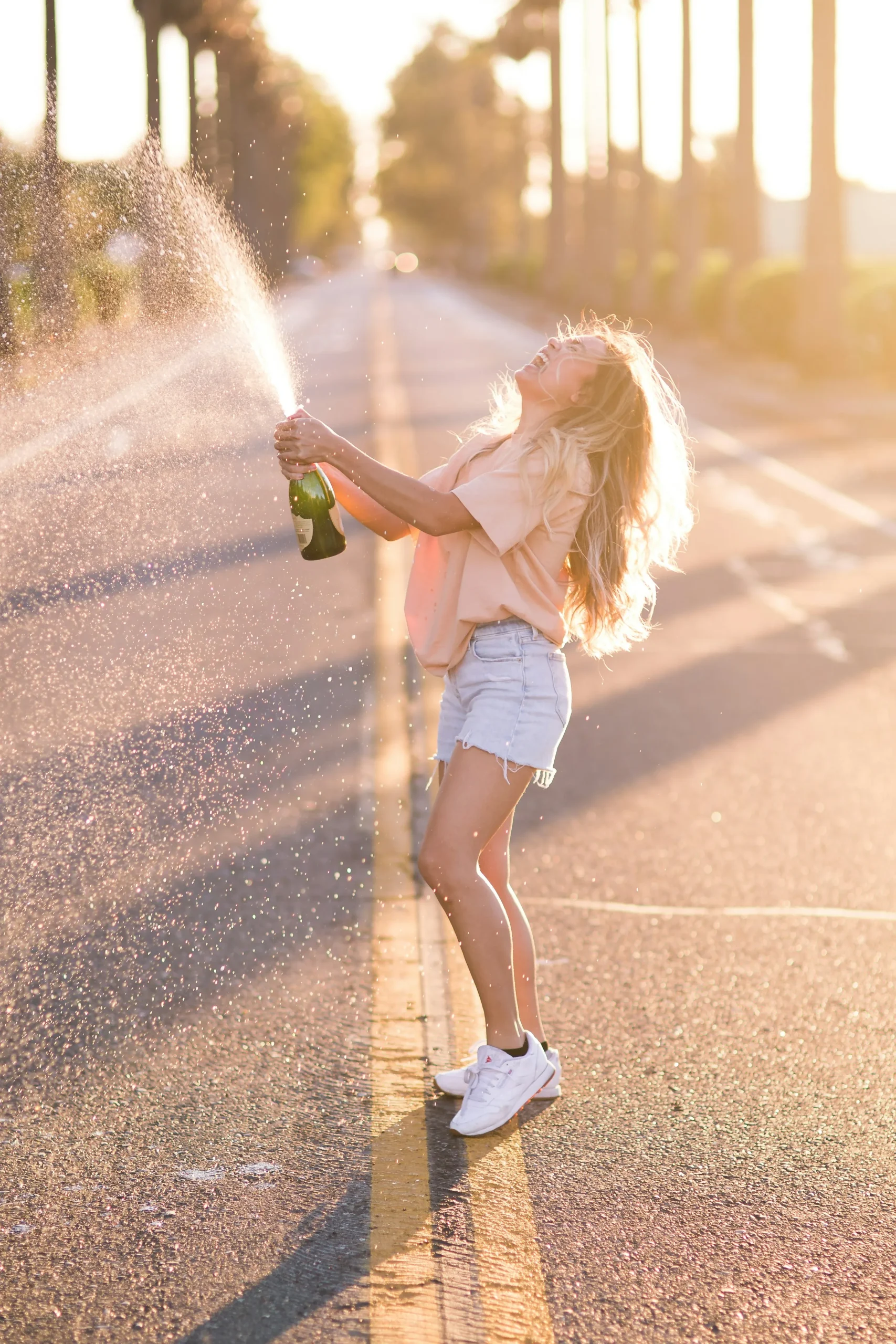 Foto de <a href="https://unsplash.com/es/@elijahdhiett?utm_source=unsplash&utm_medium=referral&utm_content=creditCopyText">Elijah Hiett</a> en <a href="https://unsplash.com/es/fotos/mujer-con-camisa-blanca-y-pantalones-cortos-de-mezclilla-azul-sosteniendo-una-botella-verde-de-pie-en-la-carretera-durante-el-dia-qtDHRLh5GOE?utm_source=unsplash&utm_medium=referral&utm_content=creditCopyText">Unsplash</a>      