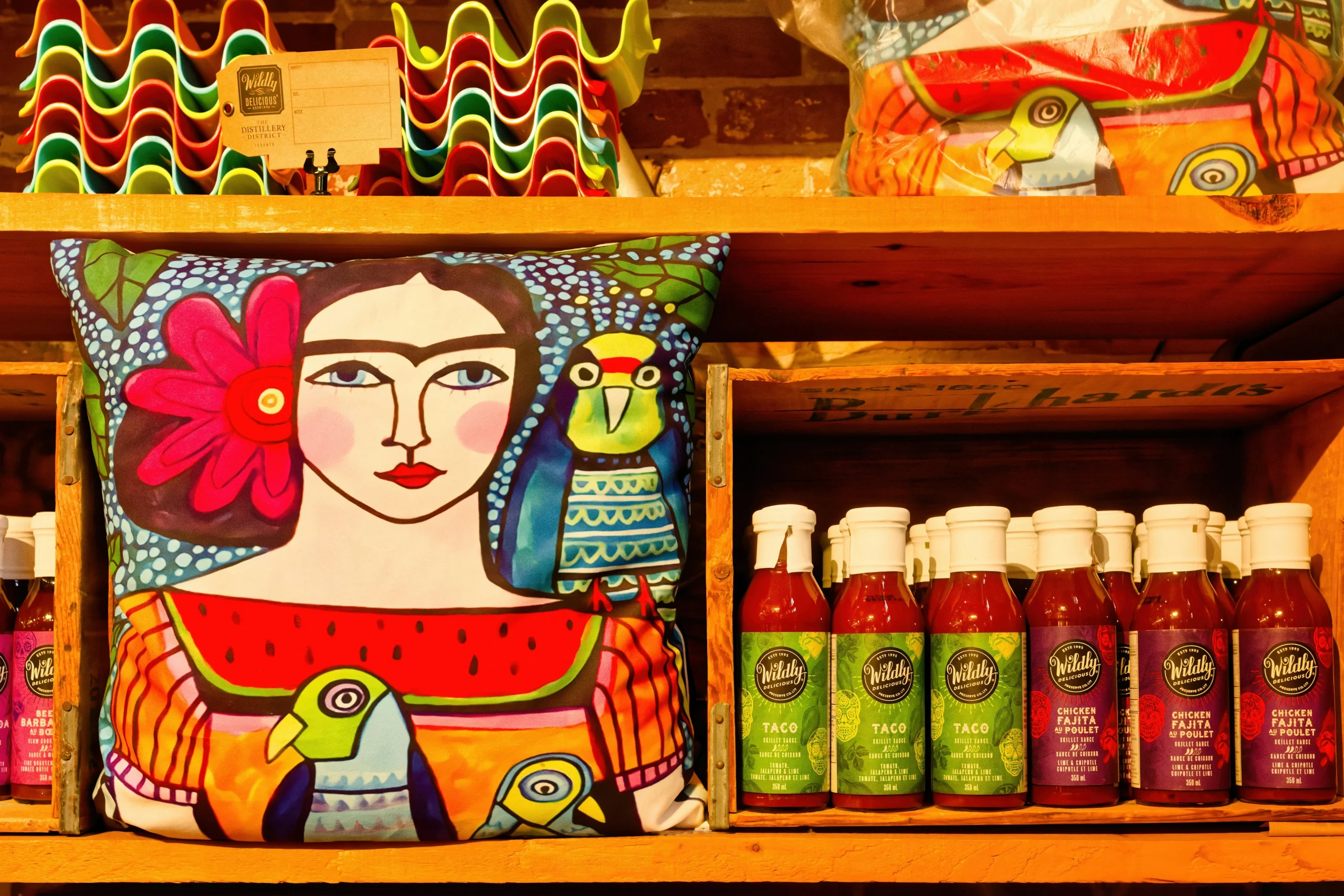 Foto por <a href="https://unsplash.com/@eprouzet?utm_source=unsplash&utm_medium=referral&utm_content=creditCopyText">Eric Prouzet</a> on <a href="https://unsplash.com/photos/colorful-folk-art-pillow-with-birds-and-bottles-ZM5iRmRmdD8?utm_source=unsplash&utm_medium=referral&utm_content=creditCopyText">Unsplash</a>