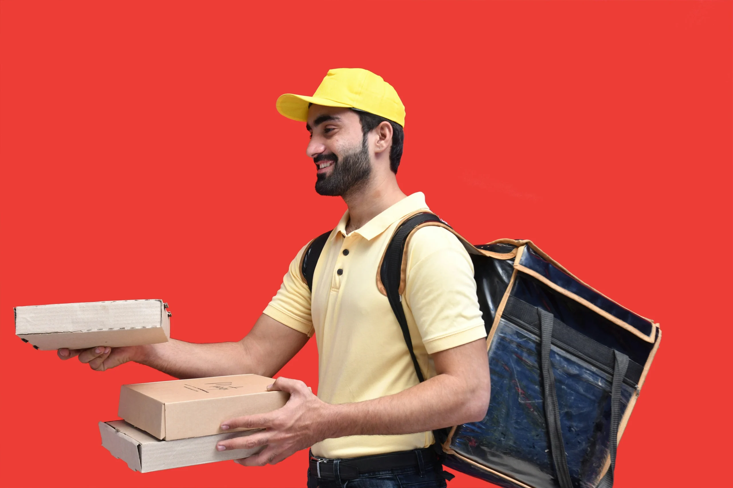Foto por <a href="https://unsplash.com/@fotospk?utm_source=unsplash&utm_medium=referral&utm_content=creditCopyText">Fotos</a> on <a href="https://unsplash.com/photos/a-man-in-a-yellow-hat-holding-a-box-xeWXn6ZaDr0?utm_source=unsplash&utm_medium=referral&utm_content=creditCopyText">Unsplash</a>