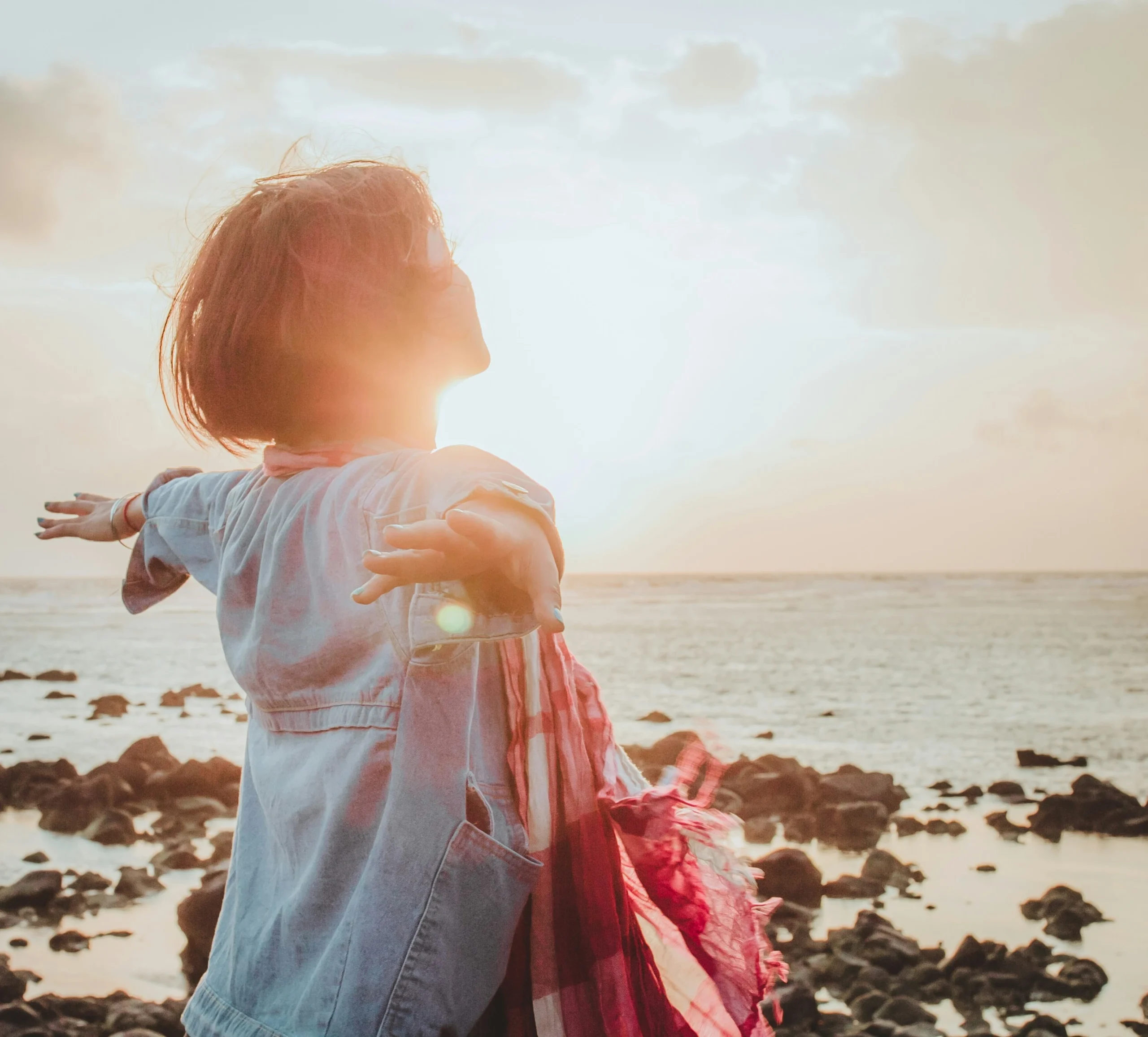 Foto por <a href="https://unsplash.com/@fuuj?utm_source=unsplash&utm_medium=referral&utm_content=creditCopyText">Fuu J</a> on <a href="https://unsplash.com/photos/woman-spreading-her-arms-r2nJPbEYuSQ?utm_source=unsplash&utm_medium=referral&utm_content=creditCopyText">Unsplash</a>