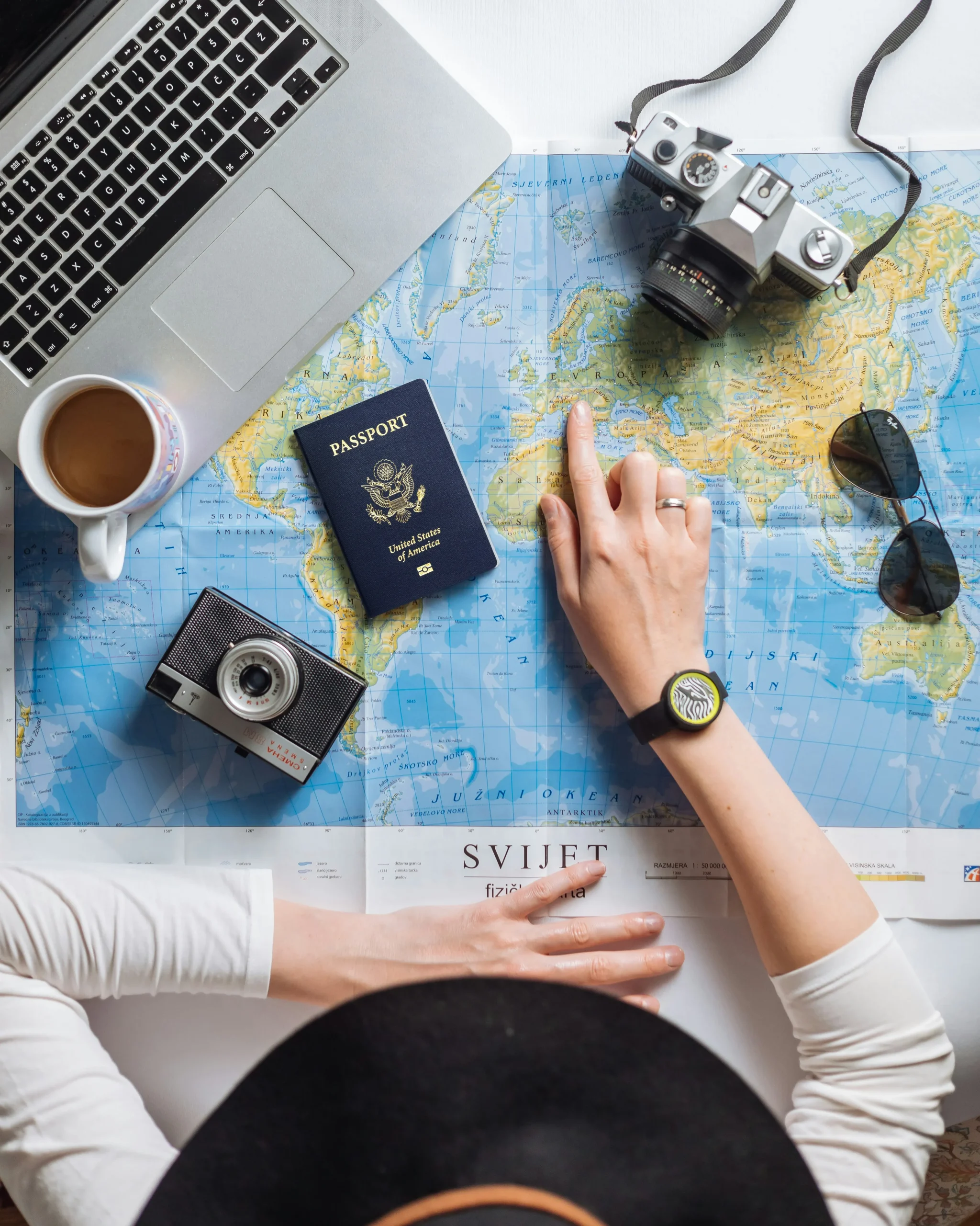 Foto de <a href="https://unsplash.com/es/@globalresidenceindex?utm_source=unsplash&utm_medium=referral&utm_content=creditCopyText">Global Residence Index</a> en <a href="https://unsplash.com/es/fotos/una-persona-con-las-manos-en-alto-AX6s7zREtZE?utm_source=unsplash&utm_medium=referral&utm_content=creditCopyText">Unsplash</a> 