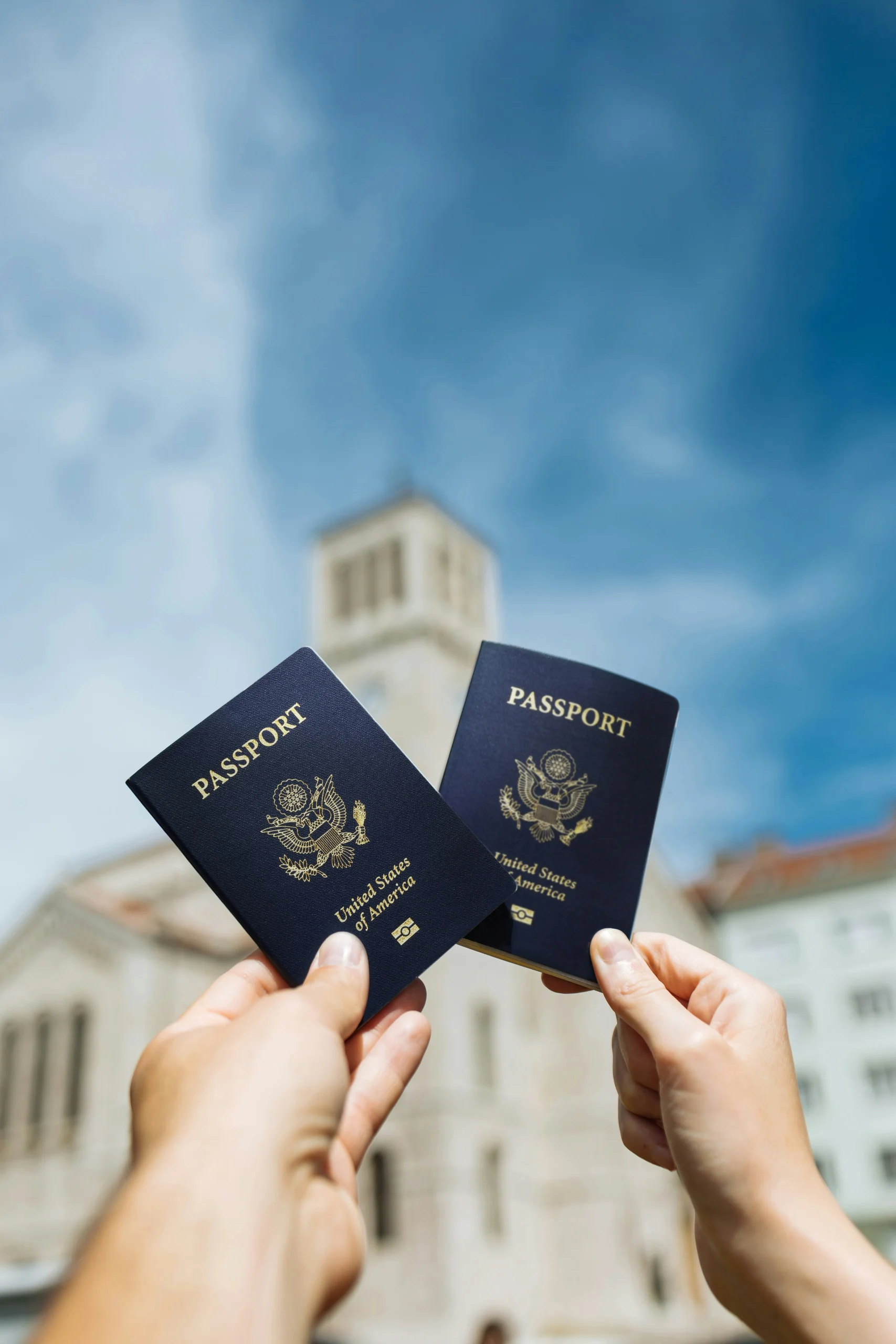  Foto por <a href="https://unsplash.com/@globalresidenceindex?utm_source=unsplash&utm_medium=referral&utm_content=creditCopyText">Global Residence Index</a> on <a href="https://unsplash.com/photos/two-people-holding-up-two-passports-in-front-of-a-building-_xuTyte8rY0?utm_source=unsplash&utm_medium=referral&utm_content=creditCopyText">Unsplash</a>