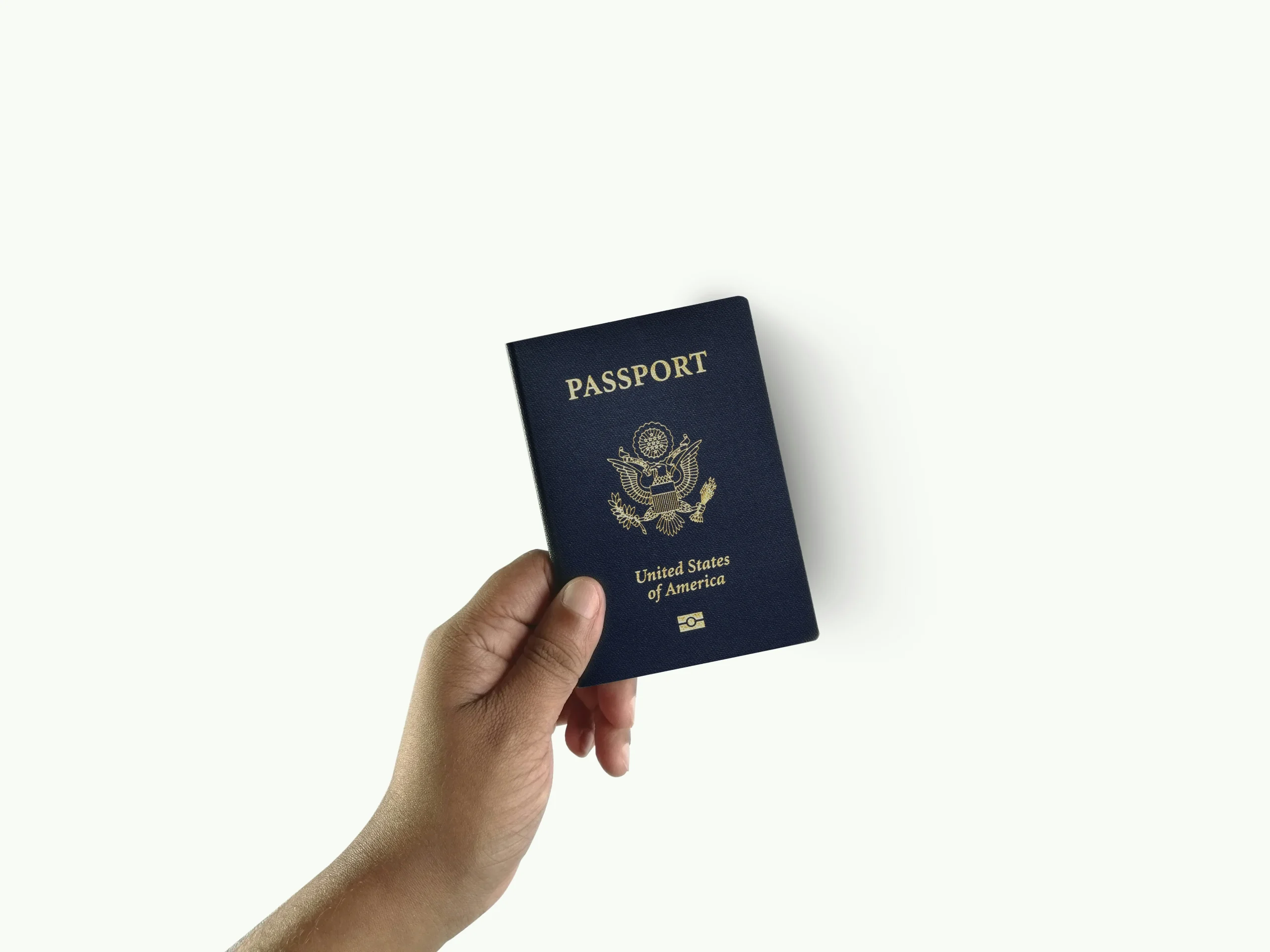  Foto por <a href="https://unsplash.com/@globalresidenceindex?utm_source=unsplash&utm_medium=referral&utm_content=creditCopyText">Global Residence Index</a> on <a href="https://unsplash.com/photos/a-hand-holding-a-passport-over-a-white-background-q0vfoRmGIRA?utm_source=unsplash&utm_medium=referral&utm_content=creditCopyText">Unsplash</a>
