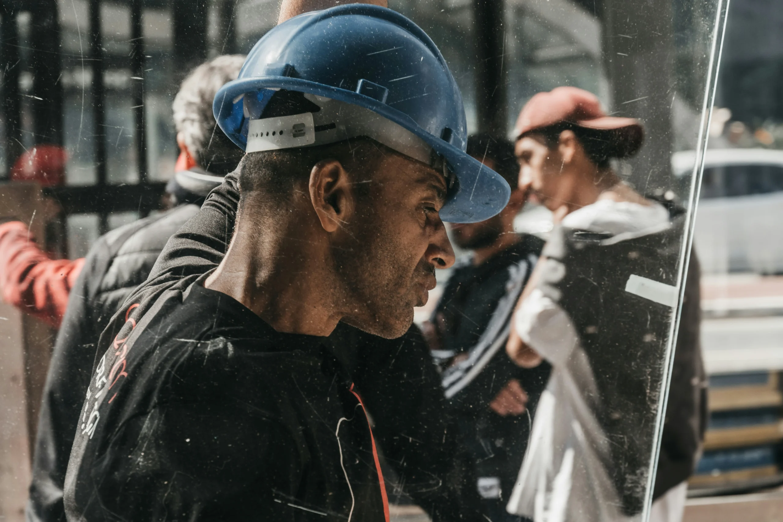 Foto por <a href="https://unsplash.com/@guiccunha?utm_source=unsplash&utm_medium=referral&utm_content=creditCopyText">Guilherme  Cunha</a> on <a href="https://unsplash.com/photos/man-wearing-blue-hard-hat-I5NxHNnJfdc?utm_source=unsplash&utm_medium=referral&utm_content=creditCopyText">Unsplash</a>