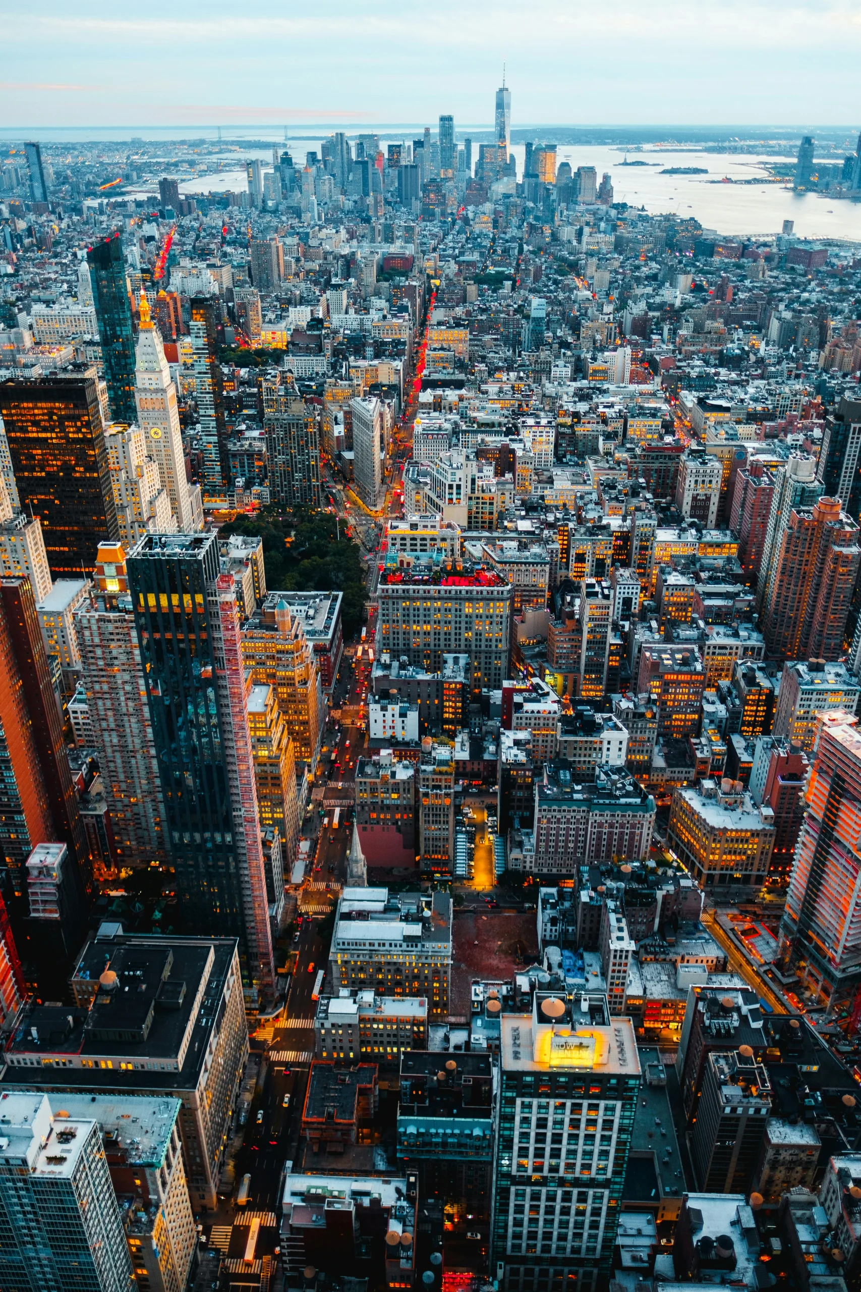 Foto por  <a href="https://unsplash.com/@janfolwarczny?utm_source=unsplash&utm_medium=referral&utm_content=creditCopyText">Jan Folwarczny</a> on <a href="https://unsplash.com/photos/birds-eye-view-of-city-buildings-LLGRiTroses?utm_source=unsplash&utm_medium=referral&utm_content=creditCopyText">Unsplash</a>