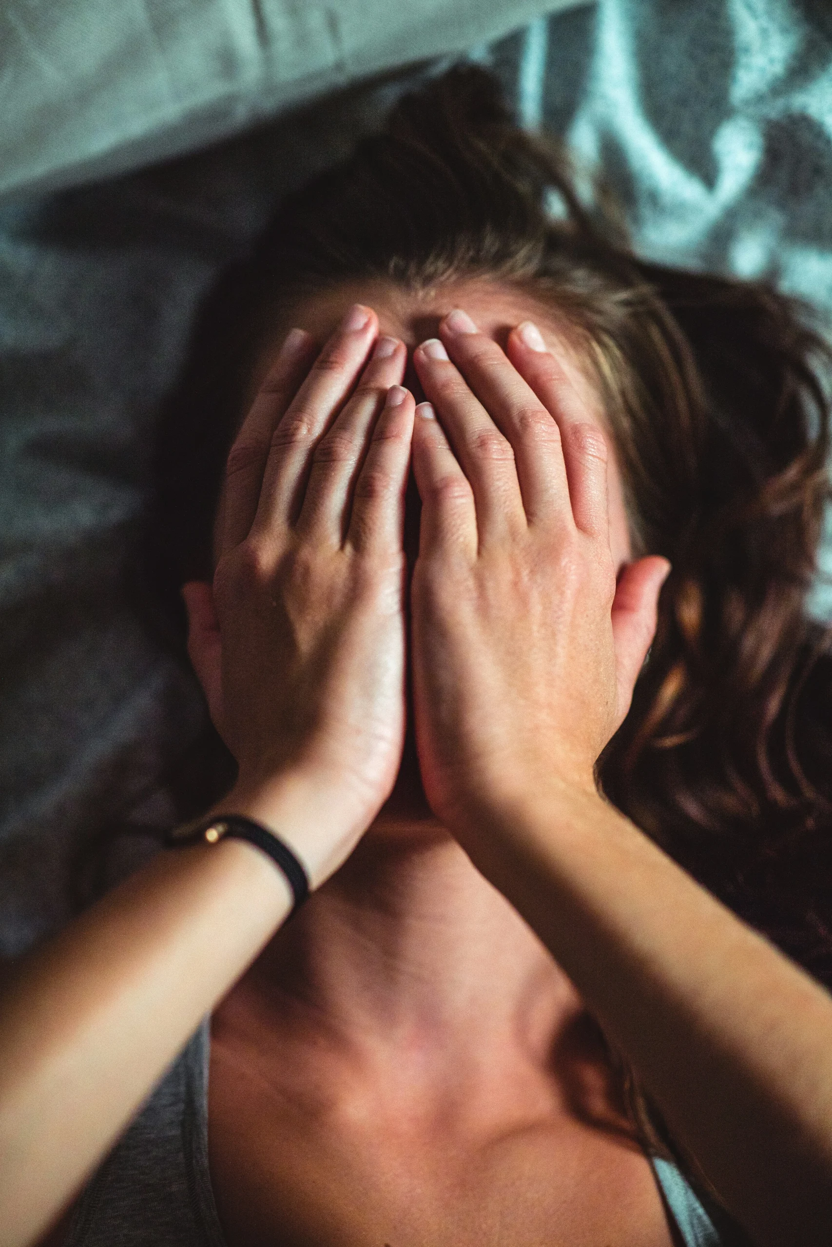  Foto por <a href="https://unsplash.com/@jannesjacobs?utm_source=unsplash&utm_medium=referral&utm_content=creditCopyText">Jannes Jacobs</a> on <a href="https://unsplash.com/photos/woman-covering-face-lying-on-gray-bed-1zoWx-Cikb8?utm_source=unsplash&utm_medium=referral&utm_content=creditCopyText">Unsplash</a>