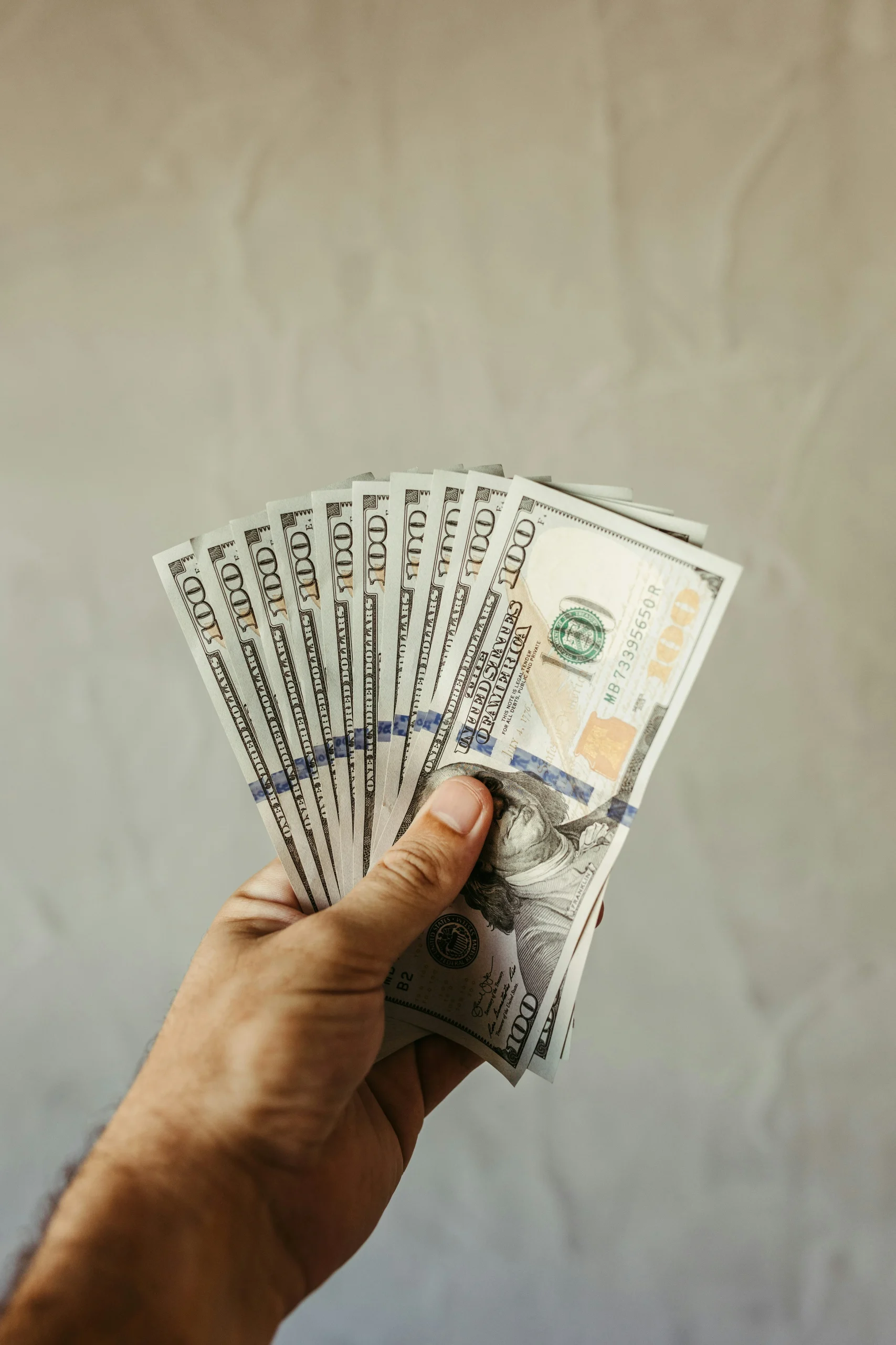 Foto por <a href="https://unsplash.com/@jonathanborba?utm_source=unsplash&utm_medium=referral&utm_content=creditCopyText">Jonathan Borba</a> on <a href="https://unsplash.com/photos/a-hand-holding-a-stack-of-twenty-dollar-bills-i3AN9Q8K9tA?utm_source=unsplash&utm_medium=referral&utm_content=creditCopyText">Unsplash</a>