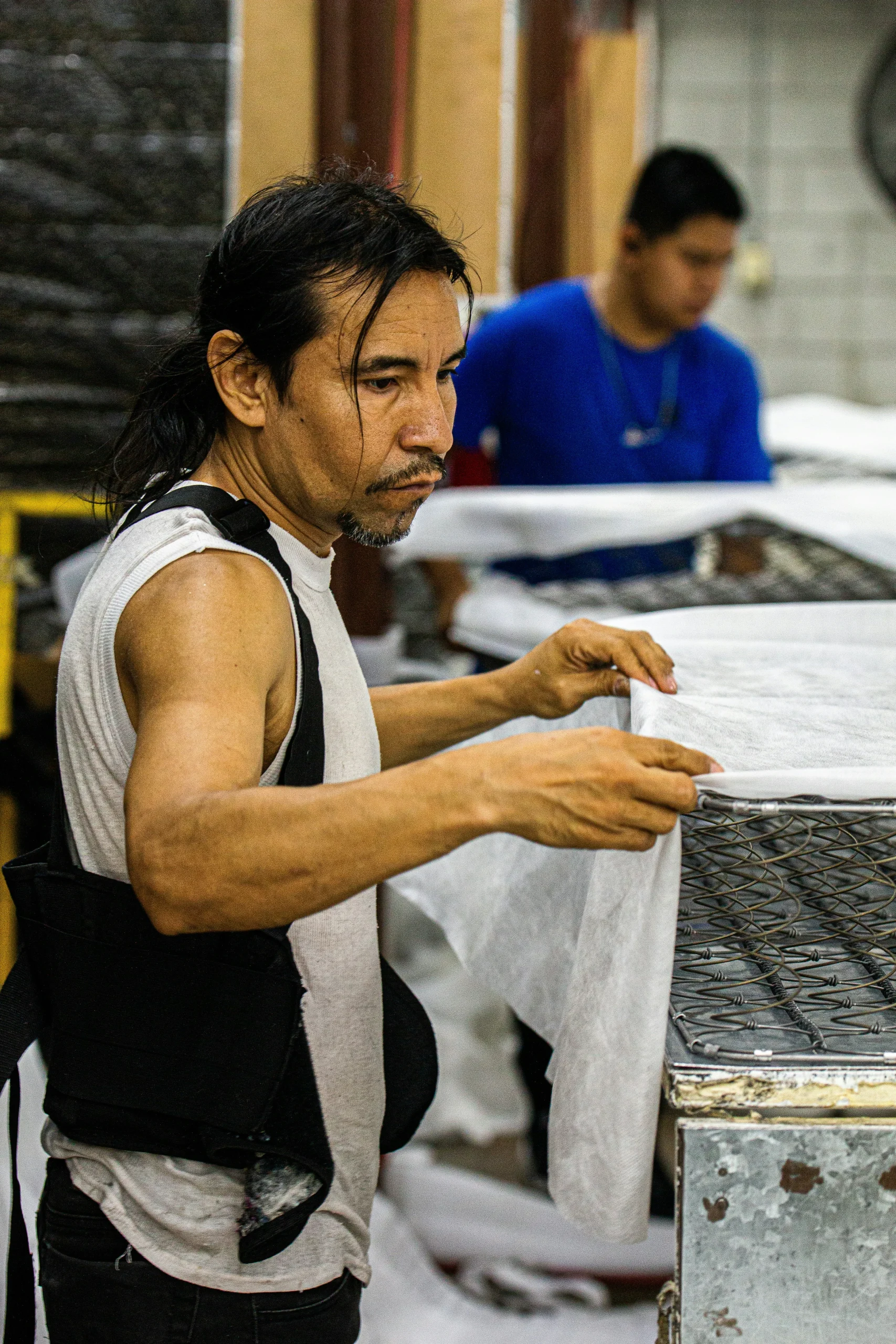 Foto por <a href="https://unsplash.com/@jdomito?utm_source=unsplash&utm_medium=referral&utm_content=creditCopyText">José Pablo Domínguez</a> on <a href="https://unsplash.com/photos/man-in-white-tank-top-and-black-vest-holding-white-printer-paper-_up3iEz7wNU?utm_source=unsplash&utm_medium=referral&utm_content=creditCopyText">Unsplash</a>