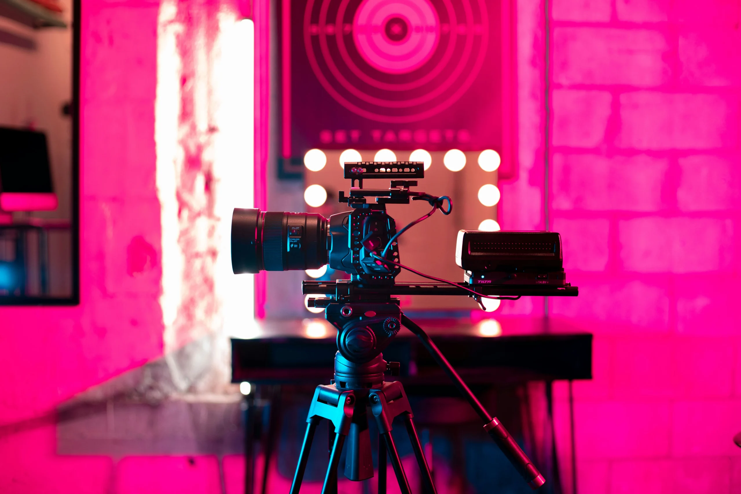 Foto de <a href="https://unsplash.com/es/@joshrich__?utm_source=unsplash&utm_medium=referral&utm_content=creditCopyText">Josh Rich</a> en <a href="https://unsplash.com/es/fotos/una-camara-en-un-tripode-i5AbxXtLNas?utm_source=unsplash&utm_medium=referral&utm_content=creditCopyText">Unsplash</a> 
