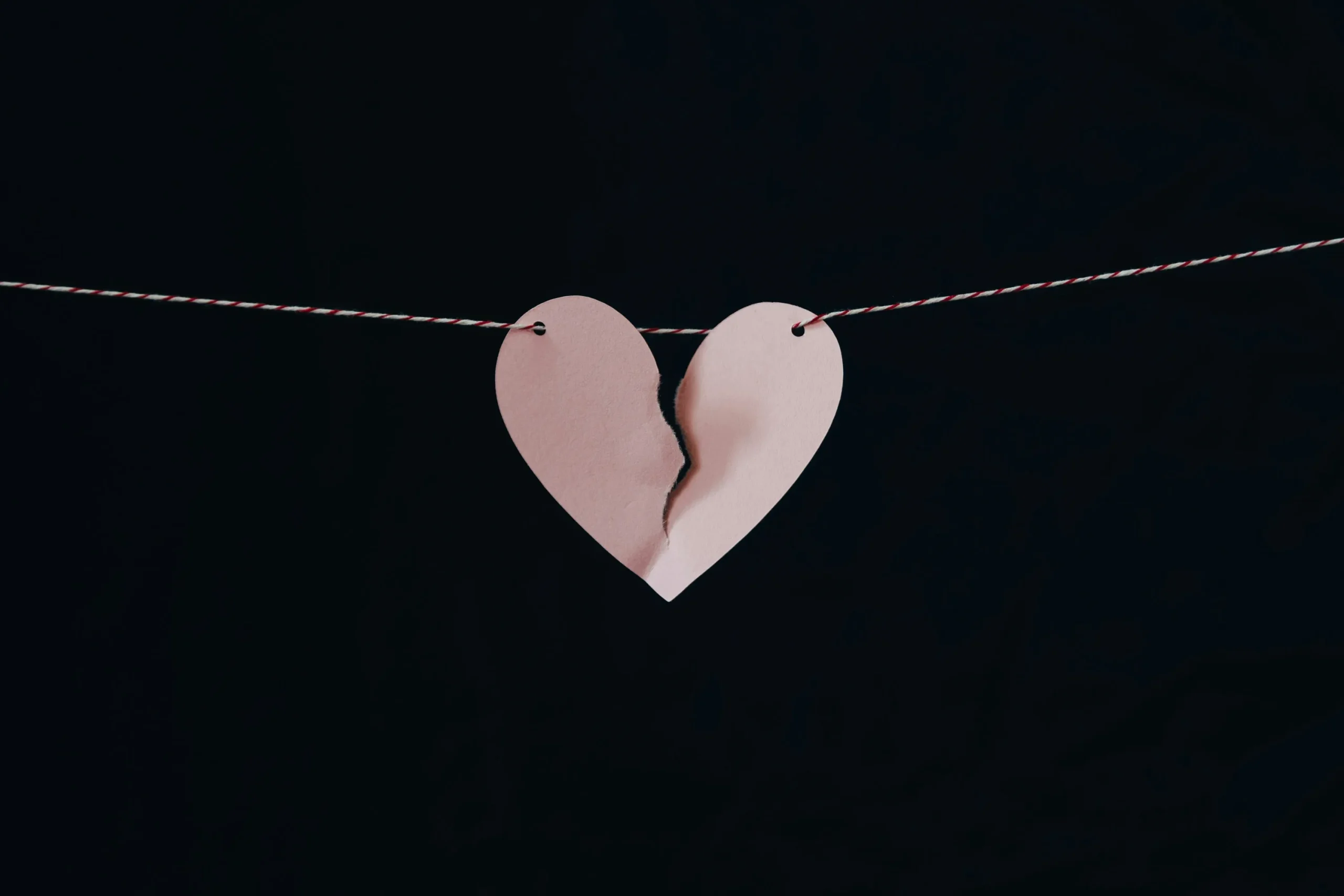 Foto de <a href="https://unsplash.com/es/@kellysikkema?utm_source=unsplash&utm_medium=referral&utm_content=creditCopyText">Kelly Sikkema</a> en <a href="https://unsplash.com/es/fotos/corazon-roto-colgando-de-alambre-E8H76nY1v6Q?utm_source=unsplash&utm_medium=referral&utm_content=creditCopyText">Unsplash</a> 