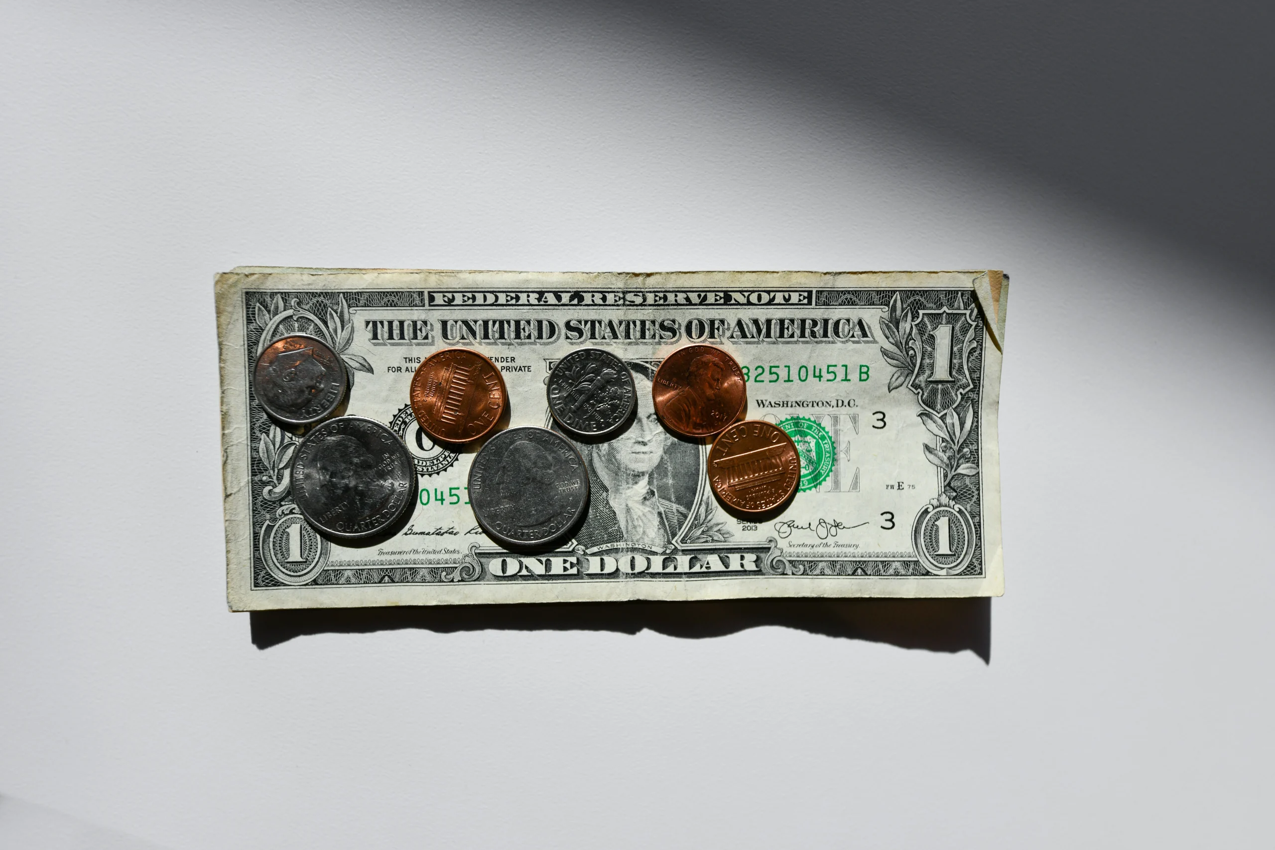 Foto por <a href="https://unsplash.com/@heyquilia?utm_source=unsplash&utm_medium=referral&utm_content=creditCopyText">Kenny Eliason</a> on <a href="https://unsplash.com/photos/silver-and-gold-round-coins-in-box-maJDOJSmMoo?utm_source=unsplash&utm_medium=referral&utm_content=creditCopyText">Unsplash</a>