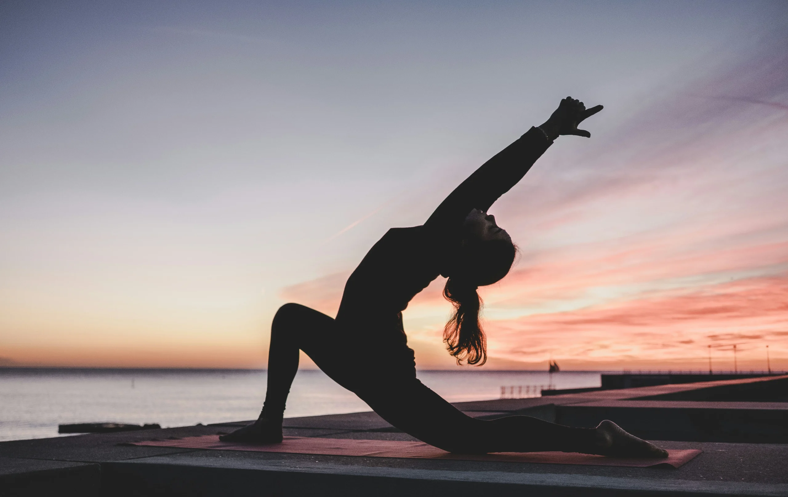 Foto por <a href="https://unsplash.com/@kikekiks?utm_source=unsplash&utm_medium=referral&utm_content=creditCopyText">kike vega</a> on <a href="https://unsplash.com/photos/silhouette-photography-of-woman-doing-yoga-F2qh3yjz6Jk?utm_source=unsplash&utm_medium=referral&utm_content=creditCopyText">Unsplash</a>