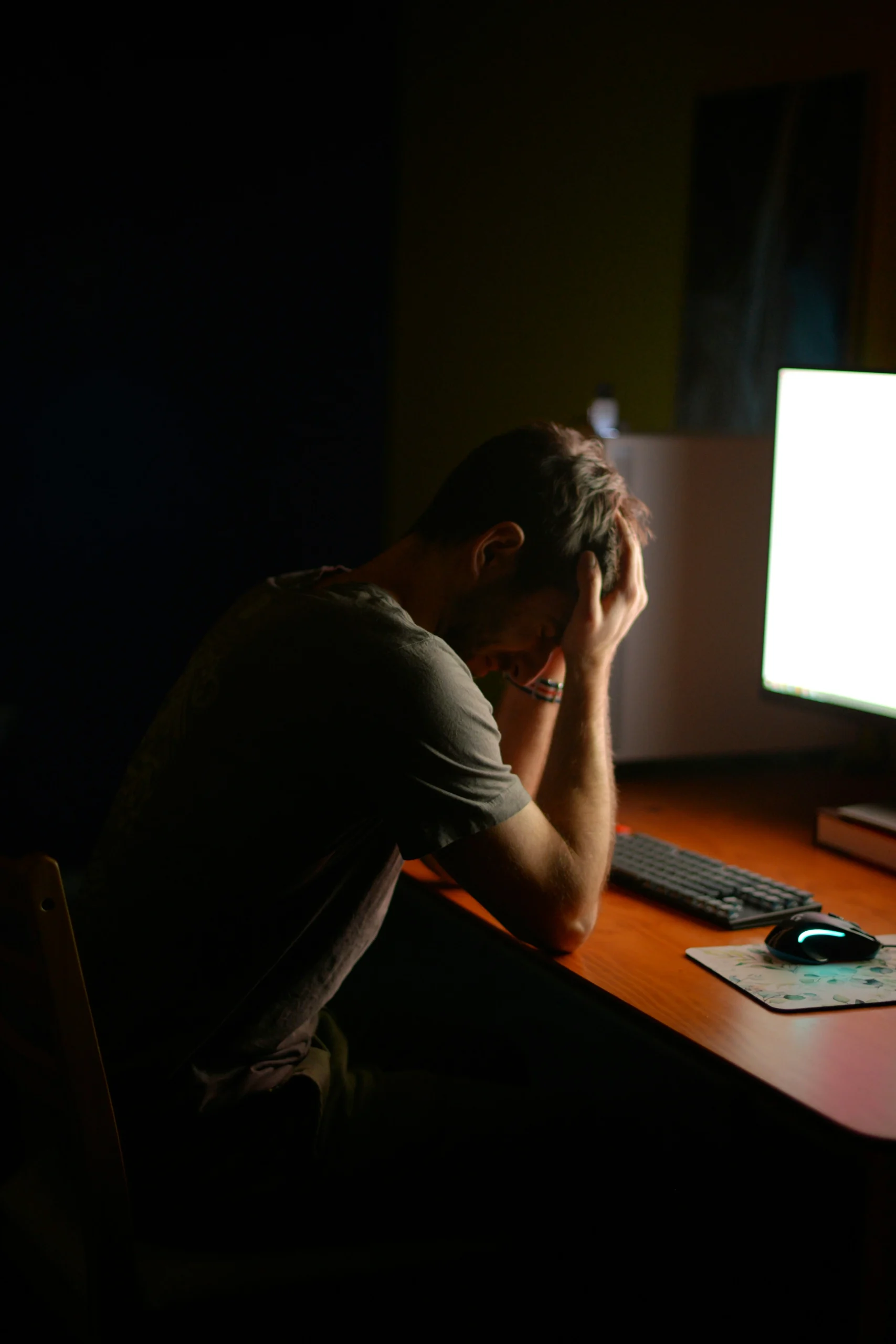 Foto por  <a href="https://unsplash.com/@lukearam?utm_source=unsplash&utm_medium=referral&utm_content=creditCopyText">LARAM</a> on <a href="https://unsplash.com/photos/a-man-sitting-at-a-desk-in-front-of-a-computer-BpTqCNotBLI?utm_source=unsplash&utm_medium=referral&utm_content=creditCopyText">Unsplash</a>Foto por  <a href="https://unsplash.com/@lukearam?utm_source=unsplash&utm_medium=referral&utm_content=creditCopyText">LARAM</a> on <a href="https://unsplash.com/photos/a-man-sitting-at-a-desk-in-front-of-a-computer-BpTqCNotBLI?utm_source=unsplash&utm_medium=referral&utm_content=creditCopyText">Unsplash</a>