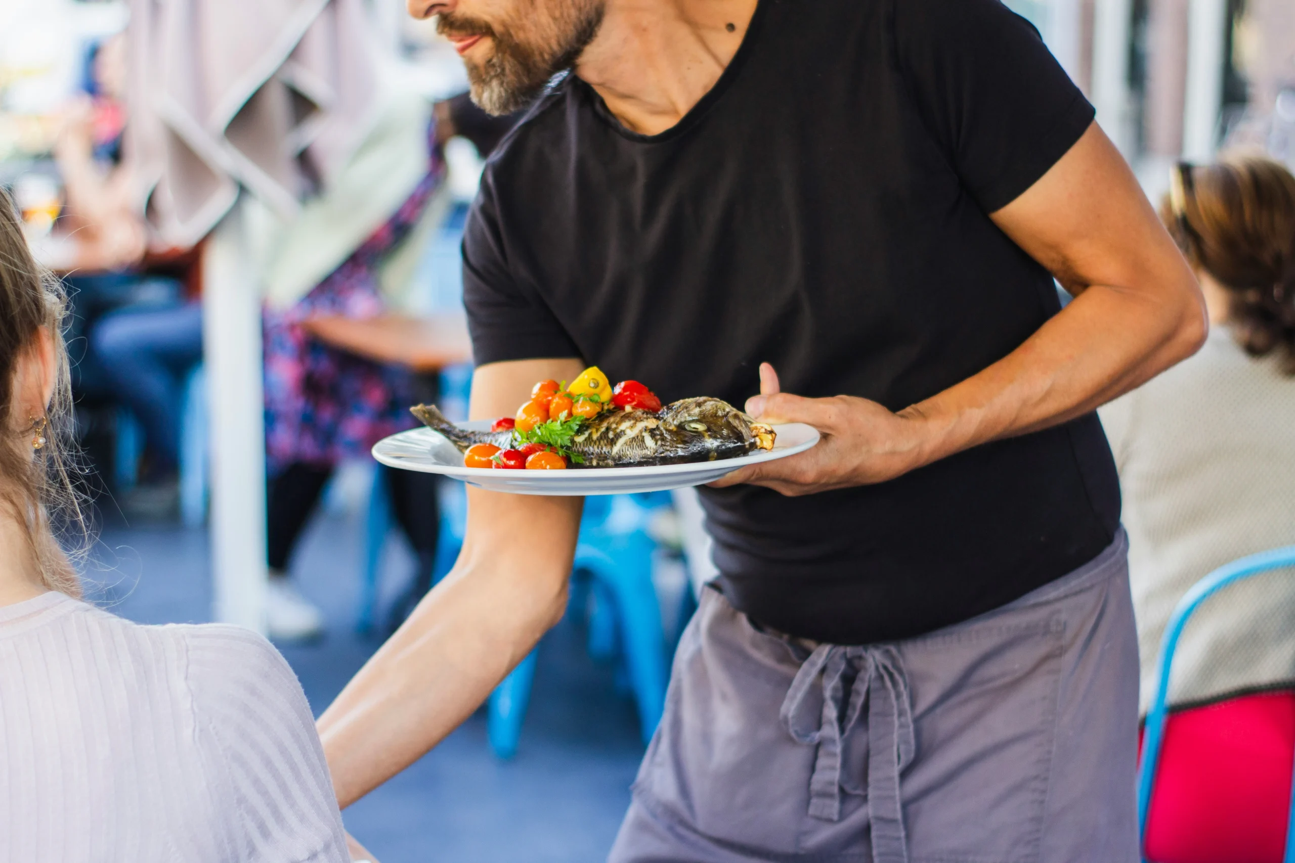 Foto por <a href="https://unsplash.com/@louishansel?utm_source=unsplash&utm_medium=referral&utm_content=creditCopyText">Louis Hansel</a> on <a href="https://unsplash.com/photos/man-standing-and-holding-plate-7d6ERT38Mf4?utm_source=unsplash&utm_medium=referral&utm_content=creditCopyText">Unsplash</a>