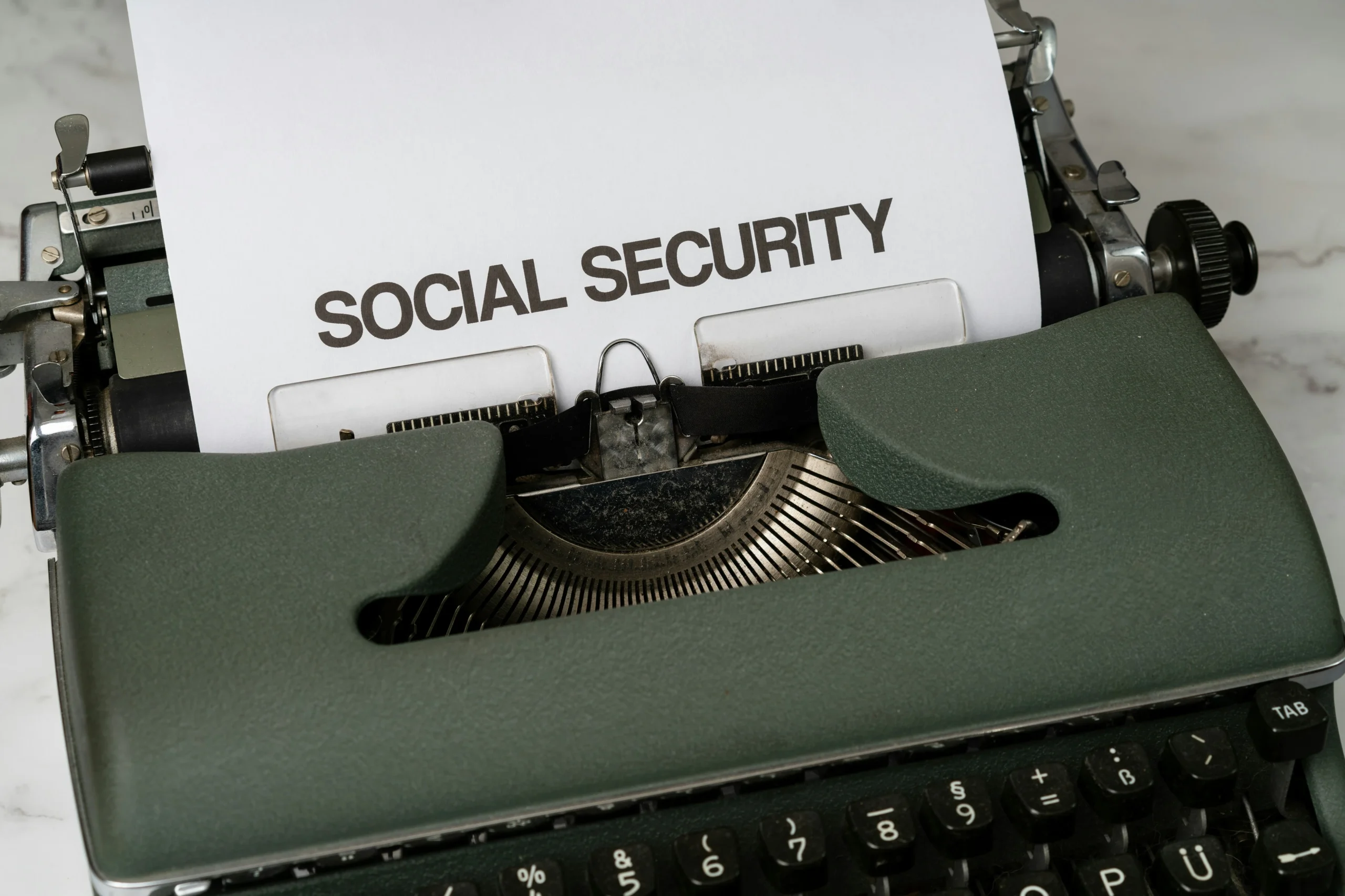 Foto por  <a href="https://unsplash.com/@markuswinkler?utm_source=unsplash&utm_medium=referral&utm_content=creditCopyText">Markus Winkler</a> on <a href="https://unsplash.com/photos/a-close-up-of-a-typewriter-with-a-paper-that-says-social-security-HwEwAYr0d7w?utm_source=unsplash&utm_medium=referral&utm_content=creditCopyText">Unsplash</a>