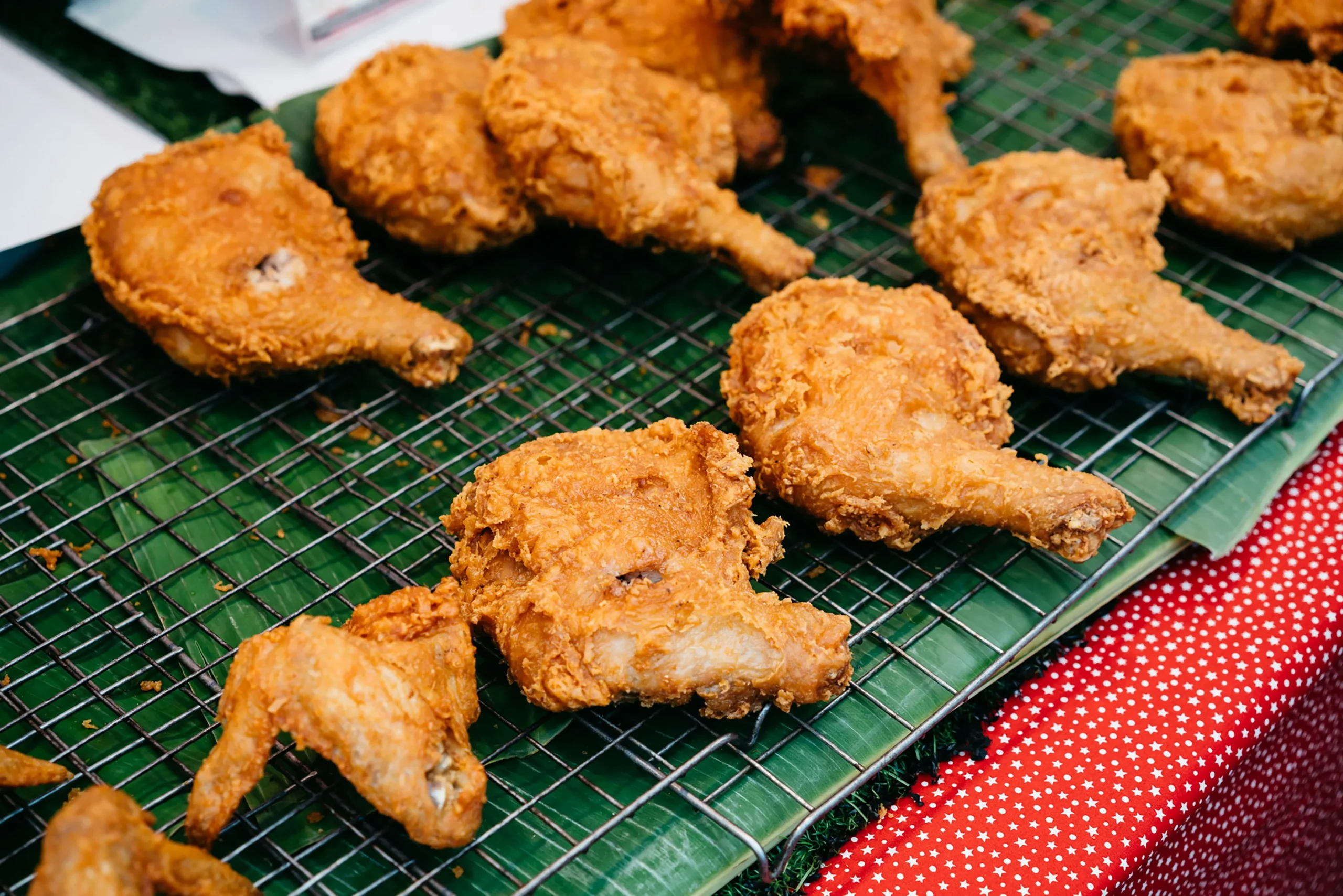 Foto de <a href="https://unsplash.com/es/@markuswinkler?utm_source=unsplash&utm_medium=referral&utm_content=creditCopyText">Markus Winkler</a> en <a href="https://unsplash.com/es/fotos/un-manojo-de-pollo-frito-en-una-rejilla-de-enfriamiento-UoPGcGEBEUU?utm_source=unsplash&utm_medium=referral&utm_content=creditCopyText">Unsplash</a> 
