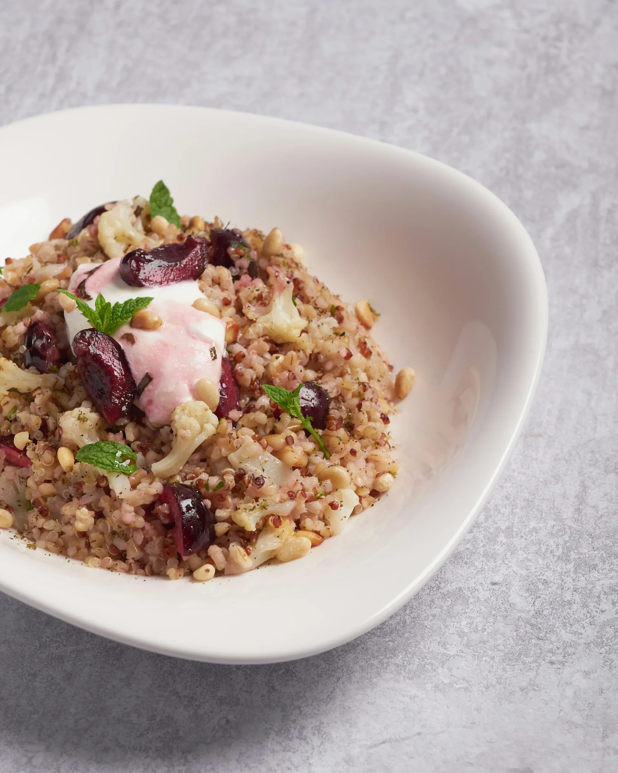 Foto por  <a href="https://unsplash.com/@grissphoto?utm_source=unsplash&utm_medium=referral&utm_content=creditCopyText">Max Griss</a> on <a href="https://unsplash.com/photos/a-white-bowl-filled-with-food-on-top-of-a-table-9ZwwvMFj_4M?utm_source=unsplash&utm_medium=referral&utm_content=creditCopyText">Unsplash</a>