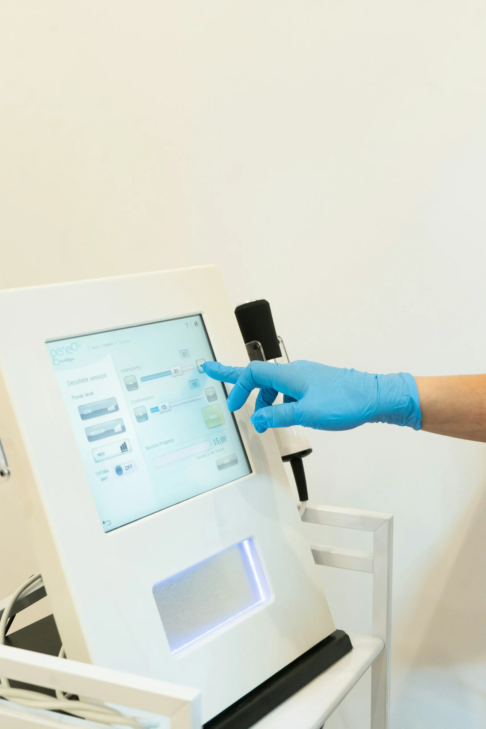 Foto de <a href="https://unsplash.com/es/@laptiteminimaliste?utm_source=unsplash&utm_medium=referral&utm_content=creditCopyText">Mélyna Côté</a> en <a href="https://unsplash.com/es/fotos/una-persona-con-guantes-azules-esta-operando-una-maquina-628BFPTXBtE?utm_source=unsplash&utm_medium=referral&utm_content=creditCopyText">Unsplash</a>      