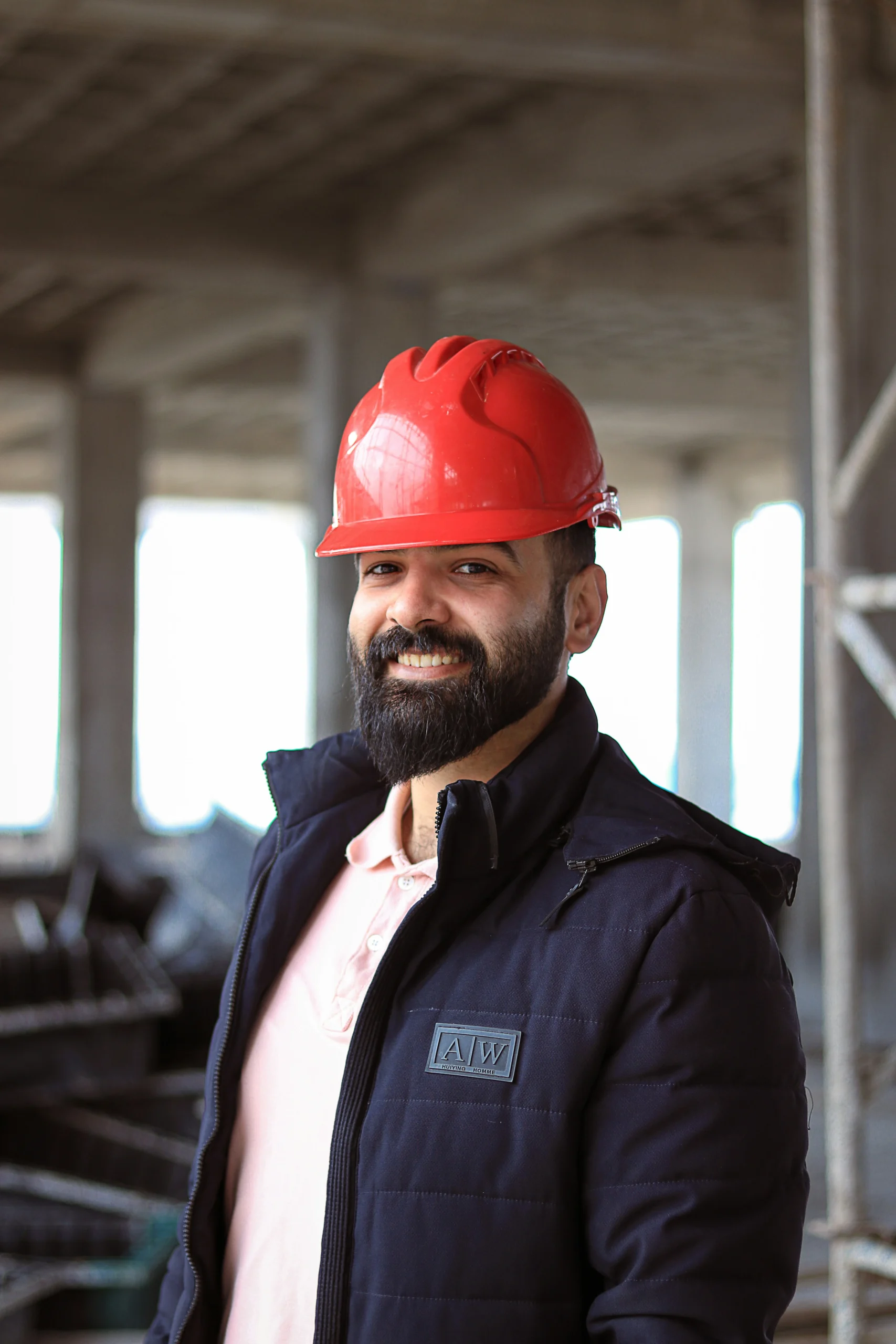 Foto por <a href="https://unsplash.com/@miinrad?utm_source=unsplash&utm_medium=referral&utm_content=creditCopyText">Mina Rad</a> on <a href="https://unsplash.com/photos/a-man-wearing-a-red-hard-hat-and-jacket-K9T9hdf4PmI?utm_source=unsplash&utm_medium=referral&utm_content=creditCopyText">Unsplash</a>