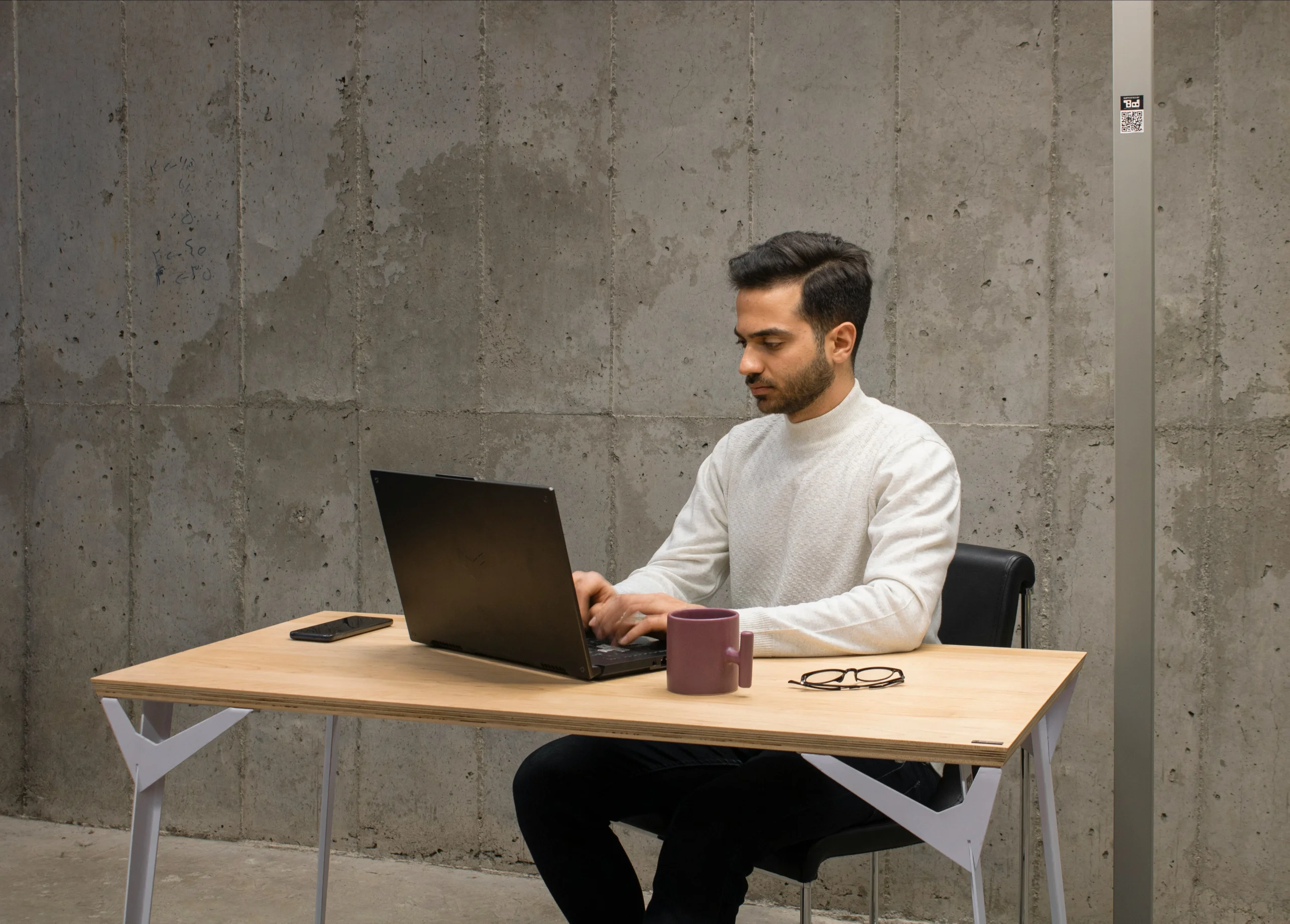 Foto por <a href="https://unsplash.com/@miinrad?utm_source=unsplash&utm_medium=referral&utm_content=creditCopyText">Mina Rad</a> on <a href="https://unsplash.com/photos/a-man-sitting-at-a-table-using-a-laptop-computer-eR3W3BouGL4?utm_source=unsplash&utm_medium=referral&utm_content=creditCopyText">Unsplash</a>