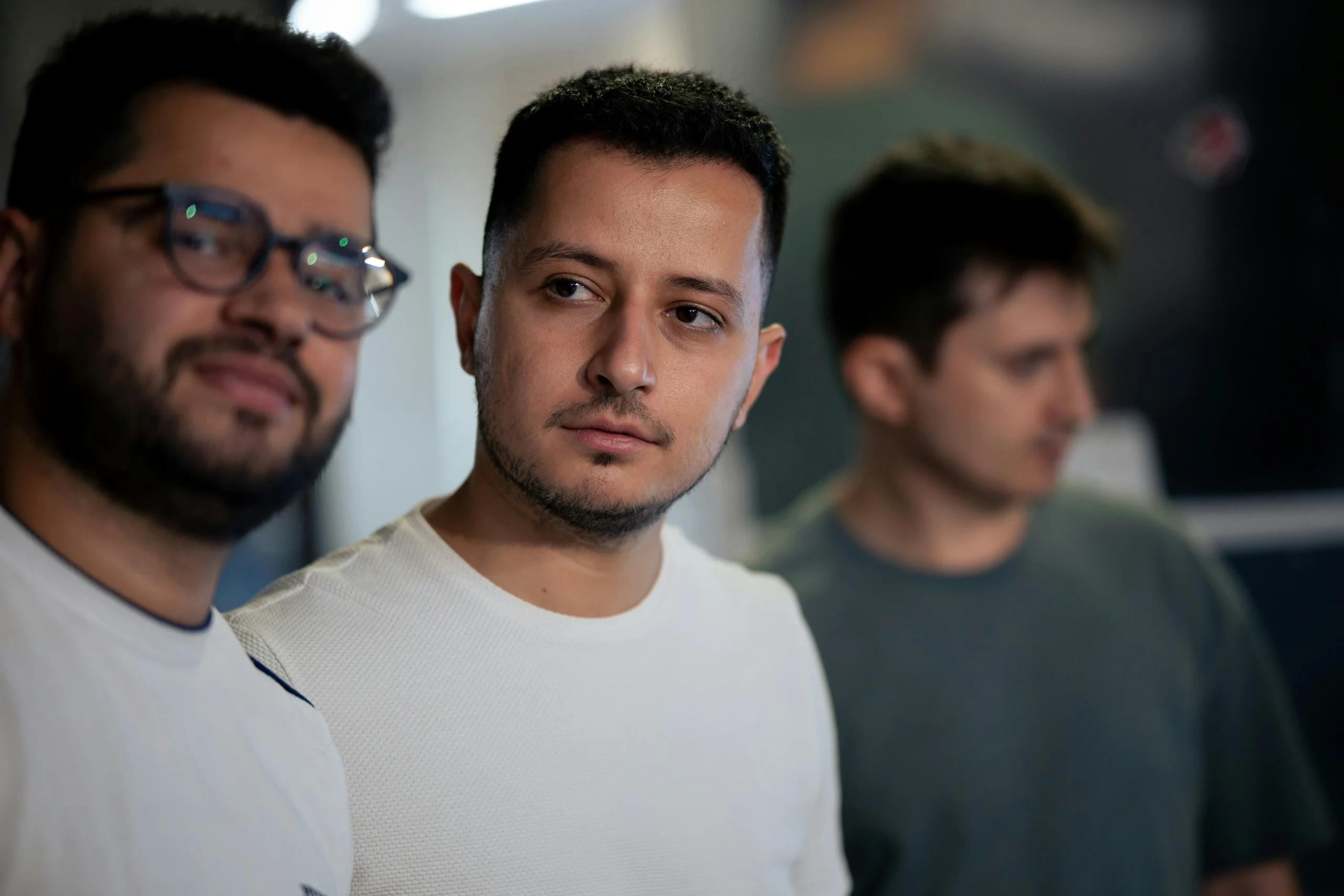 Foto por <a href="https://unsplash.com/@mushvig95?utm_source=unsplash&utm_medium=referral&utm_content=creditCopyText">Mushvig Niftaliyev</a> on <a href="https://unsplash.com/photos/two-men-standing-next-to-each-other-in-a-room-dHWaz6oDBXM?utm_source=unsplash&utm_medium=referral&utm_content=creditCopyText">Unsplash</a>