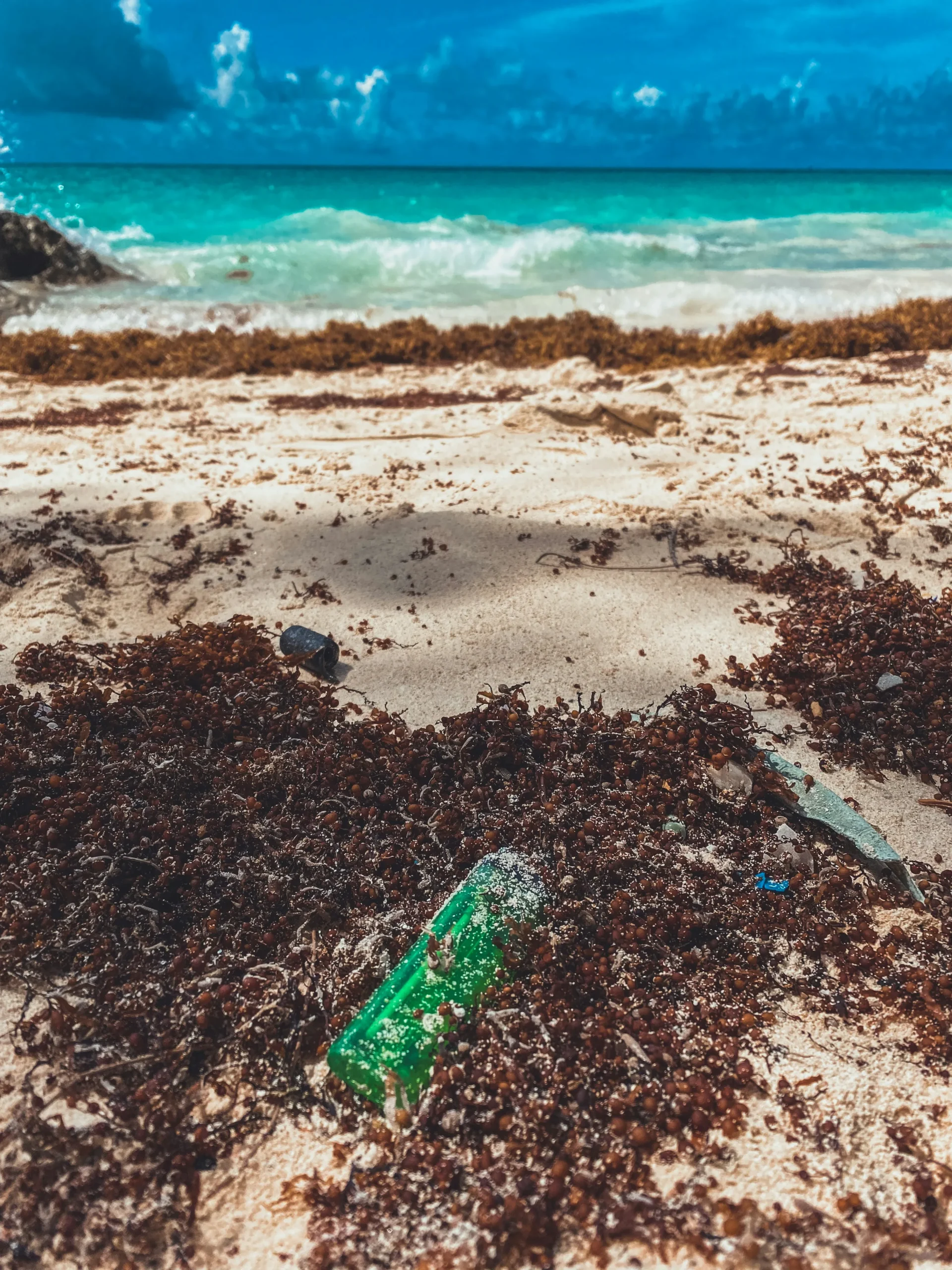 Foto de <a href="https://unsplash.com/es/@naja_bertolt_jensen?utm_source=unsplash&utm_medium=referral&utm_content=creditCopyText">Naja Bertolt Jensen</a> en <a href="https://unsplash.com/es/fotos/una-playa-con-una-sombrilla-azul-z56kWLr9cMU?utm_source=unsplash&utm_medium=referral&utm_content=creditCopyText">Unsplash</a> 