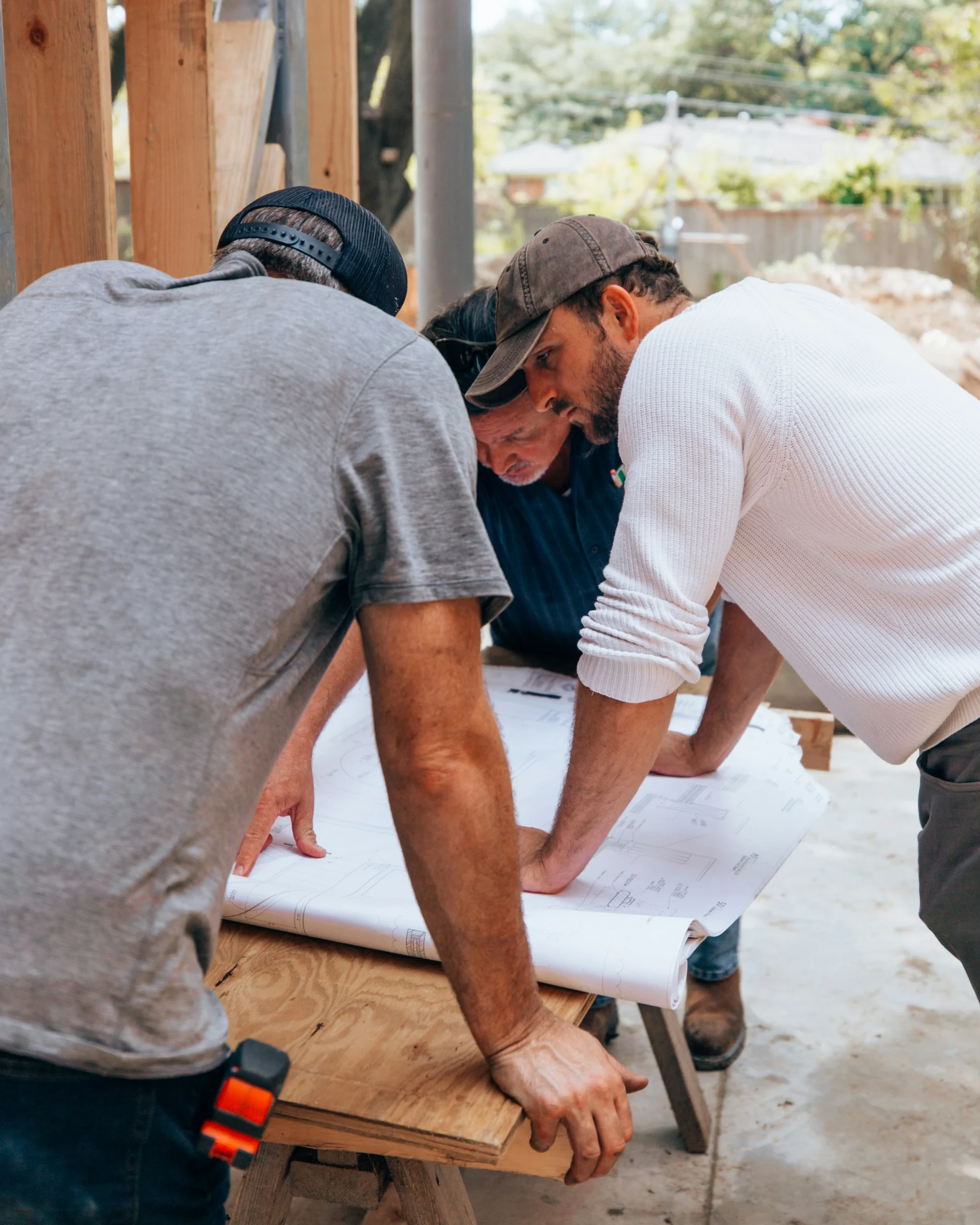 Foto por <a href="https://unsplash.com/@natejohnston?utm_source=unsplash&utm_medium=referral&utm_content=creditCopyText">Nate Johnston</a> on <a href="https://unsplash.com/photos/a-group-of-men-working-on-a-project-TltGIe9PK4Y?utm_source=unsplash&utm_medium=referral&utm_content=creditCopyText">Unsplash</a>