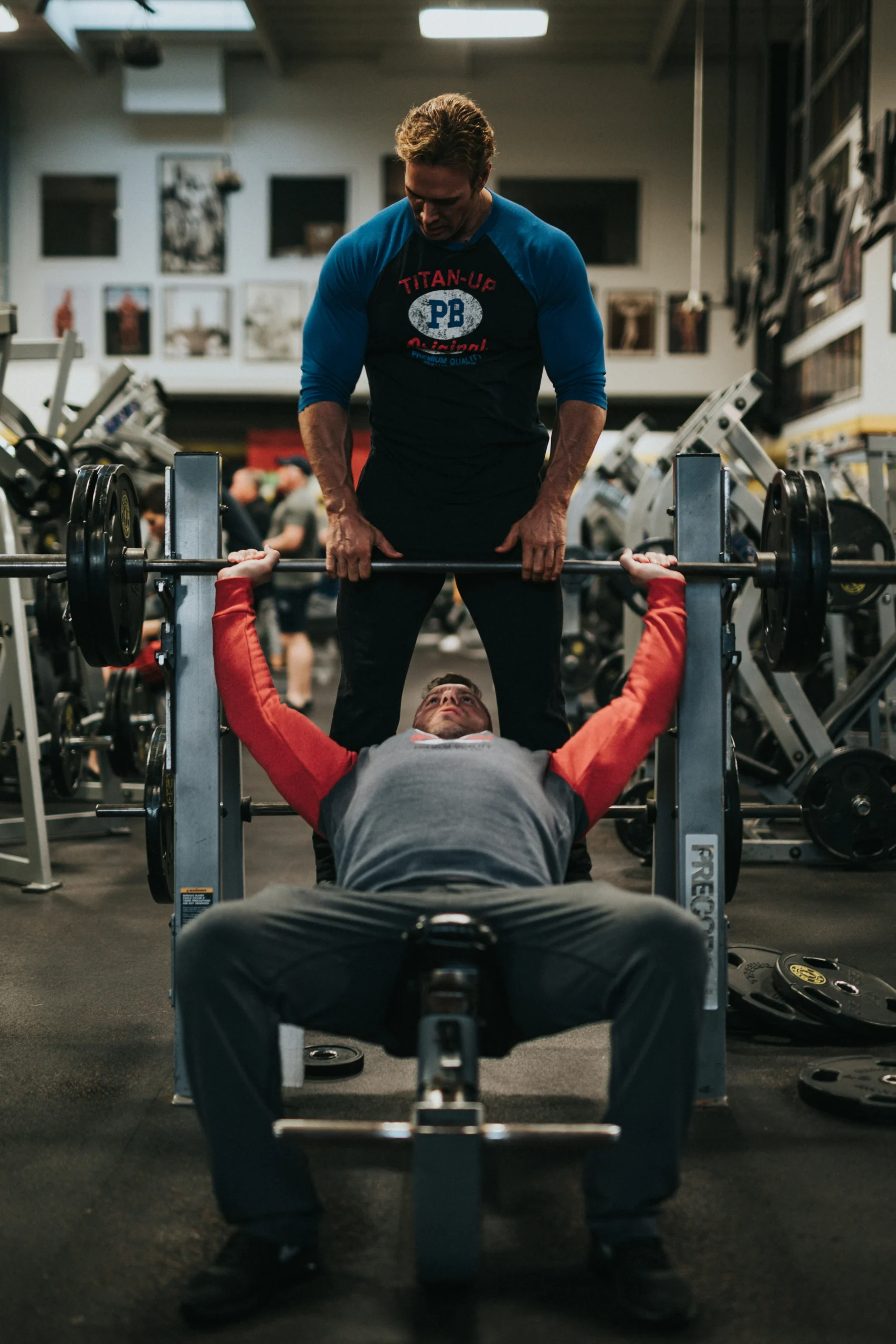 Foto por <a href="https://unsplash.com/@nate_dumlao?utm_source=unsplash&utm_medium=referral&utm_content=creditCopyText">Nathan Dumlao</a> on <a href="https://unsplash.com/photos/man-in-black-crew-neck-t-shirt-and-gray-pants-sitting-on-black-and-red-bench-NXMZxygMw8o?utm_source=unsplash&utm_medium=referral&utm_content=creditCopyText">Unsplash</a>