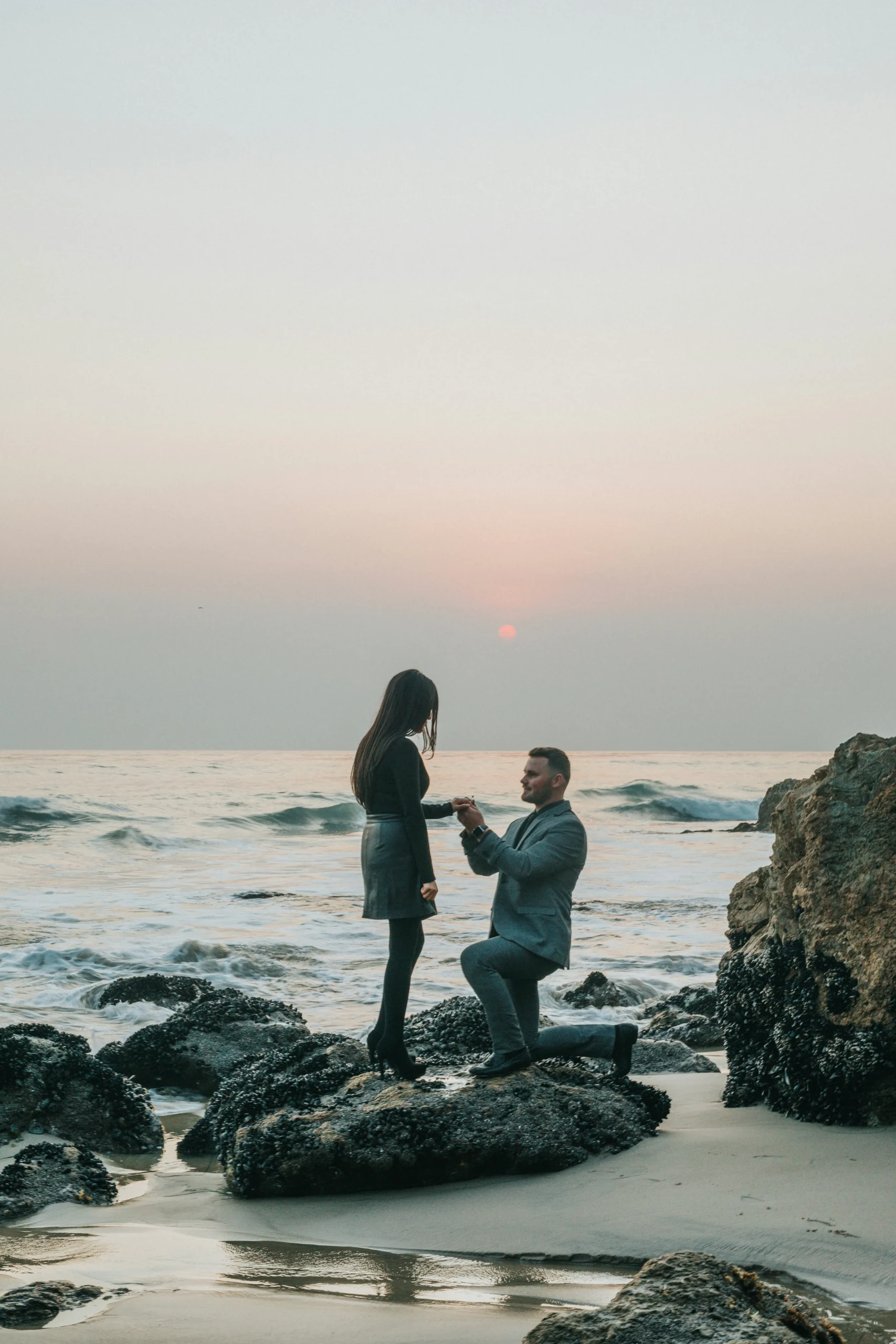 Foto de <a href="https://unsplash.com/es/@nate_dumlao?utm_source=unsplash&utm_medium=referral&utm_content=creditCopyText">Nathan Dumlao</a> en <a href="https://unsplash.com/es/fotos/hombre-arrodillado-frente-a-la-mujer-en-la-roca-en-la-playa-wok8ytqf-qM?utm_source=unsplash&utm_medium=referral&utm_content=creditCopyText">Unsplash</a> 