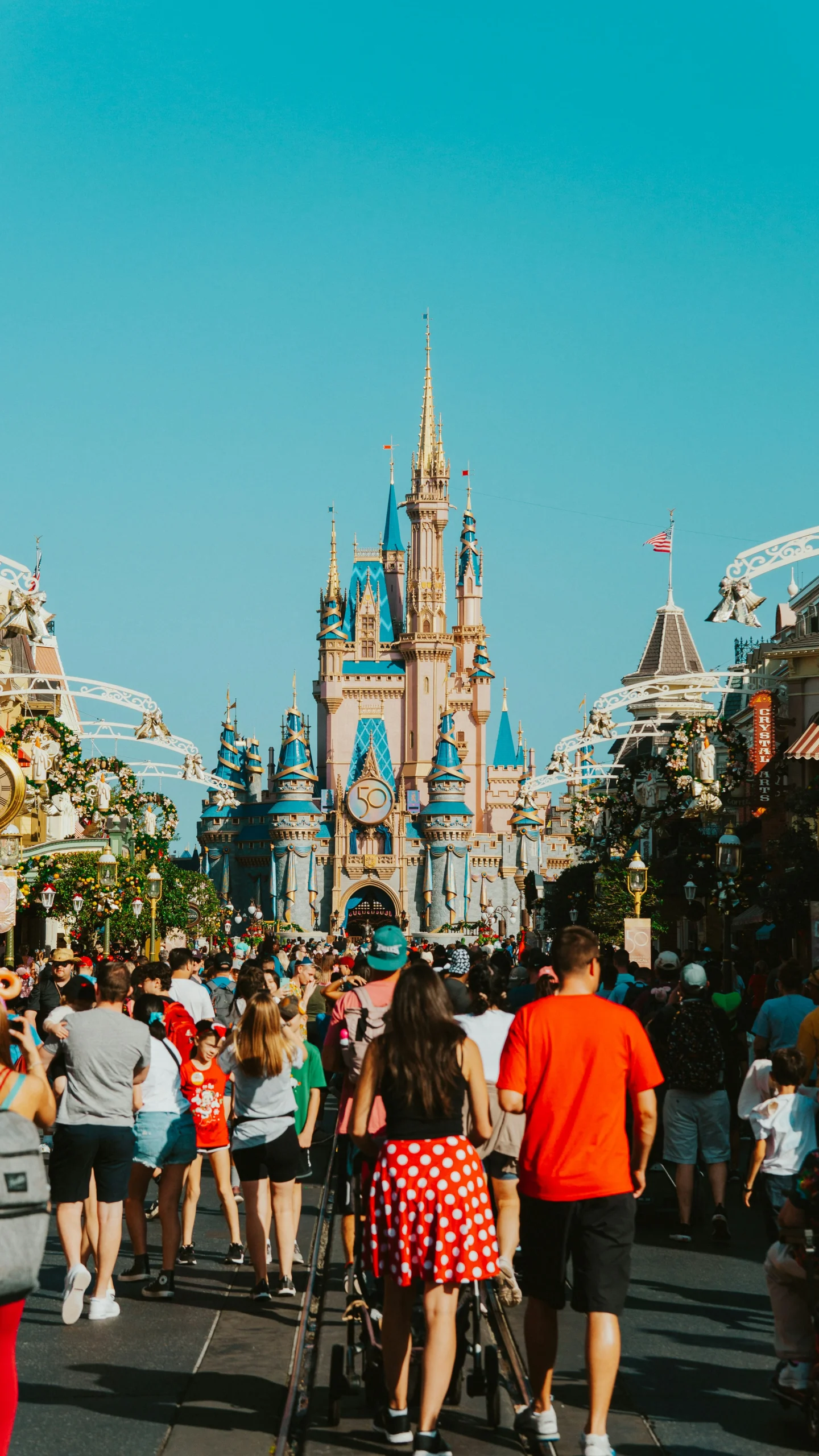 Foto por <a href="https://unsplash.com/@nickfuentes_?utm_source=unsplash&utm_medium=referral&utm_content=creditCopyText">Nicholas Fuentes</a> on <a href="https://unsplash.com/photos/a-crowd-of-people-in-front-of-a-castle--e-pQMGr3BE?utm_source=unsplash&utm_medium=referral&utm_content=creditCopyText">Unsplash</a>