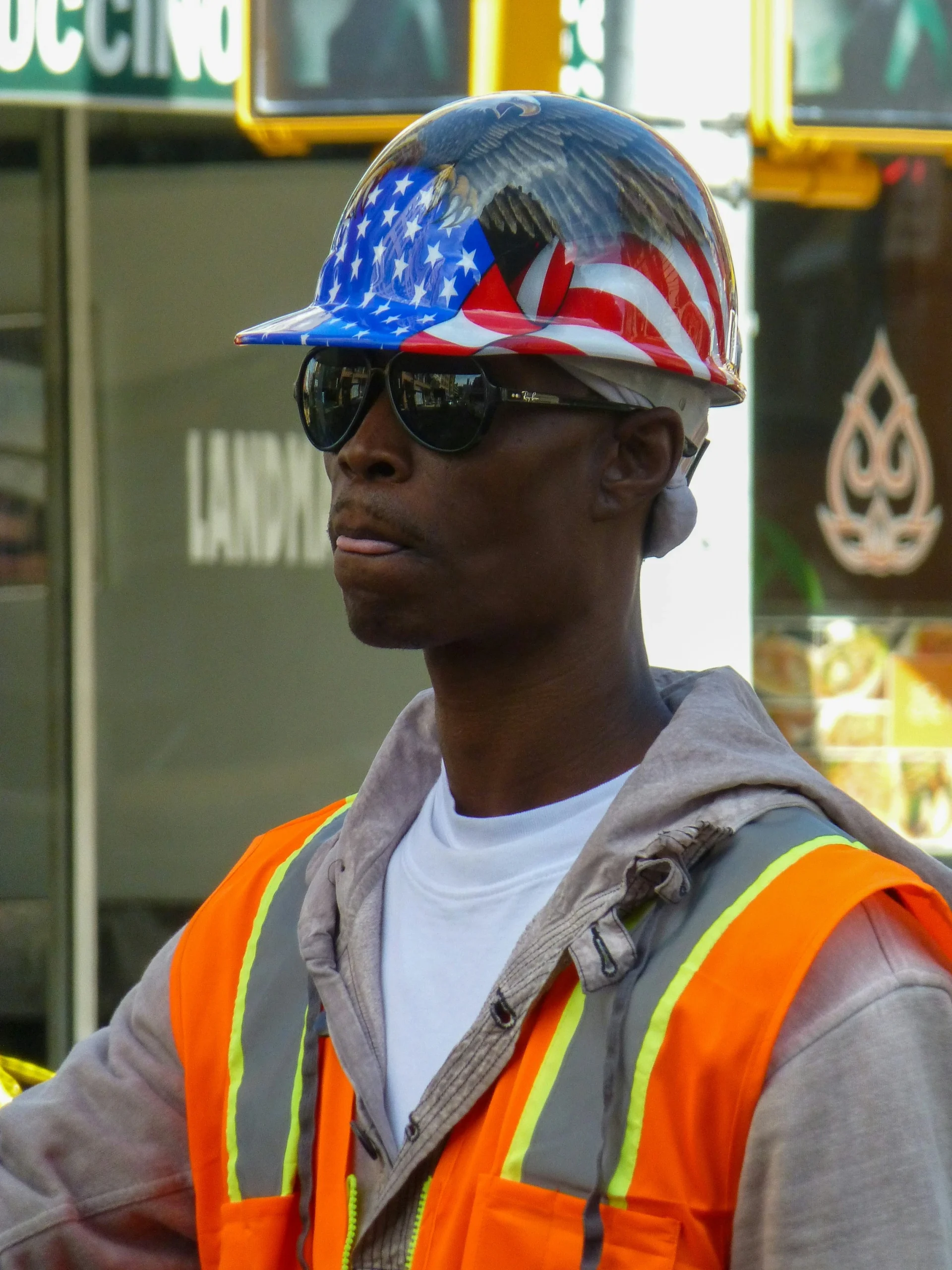 Foto por<a href="https://unsplash.com/@jannerboy62?utm_source=unsplash&utm_medium=referral&utm_content=creditCopyText">Nick Fewings</a> on <a href="https://unsplash.com/photos/man-in-white-and-orange-shirt-wearing-blue-and-white-cap-and-black-sunglasses-CCm1WFZAB3g?utm_source=unsplash&utm_medium=referral&utm_content=creditCopyText">Unsplash</a>