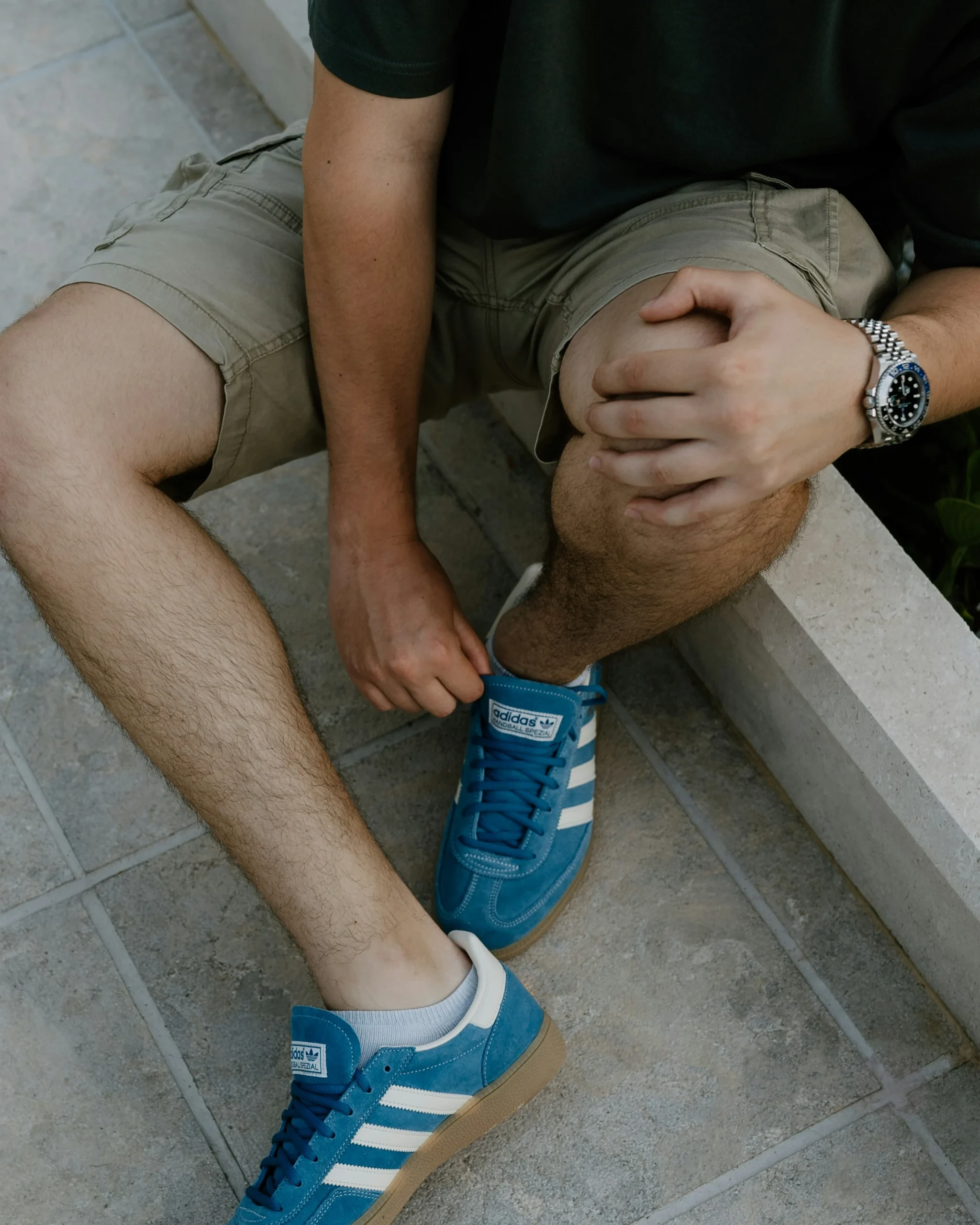 Foto por <a href="https://unsplash.com/@bynikolavu?utm_source=unsplash&utm_medium=referral&utm_content=creditCopyText">Nikola</a> on <a href="https://unsplash.com/photos/a-man-sitting-on-a-ledge-tying-his-shoes-LXjZA_J_Lnc?utm_source=unsplash&utm_medium=referral&utm_content=creditCopyText">Unsplash</a>