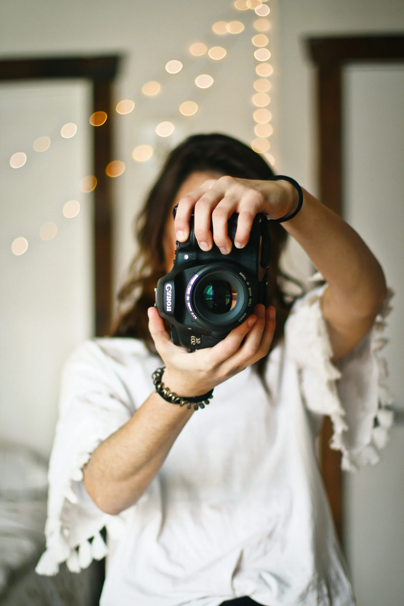 Foto por <a href="https://unsplash.com/@noemimk?utm_source=unsplash&utm_medium=referral&utm_content=creditCopyText">Noémi Macavei-Katócz</a> on <a href="https://unsplash.com/photos/woman-holding-black-dslr-camera-zrk7WirlxgM?utm_source=unsplash&utm_medium=referral&utm_content=creditCopyText">Unsplash</a>