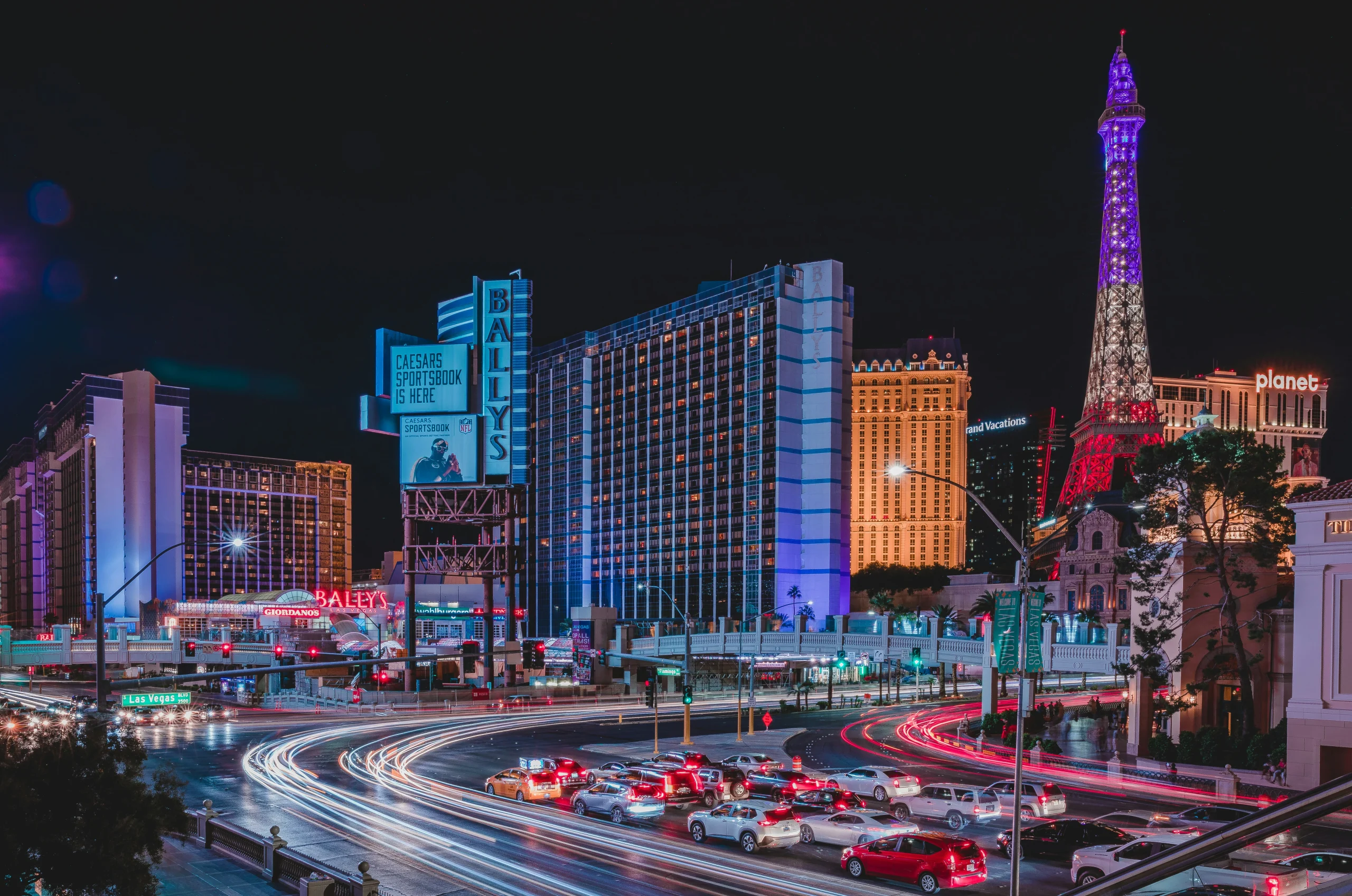 Foto por  <a href="https://unsplash.com/@paulbarranco?utm_source=unsplash&utm_medium=referral&utm_content=creditCopyText">Paul C Barranco</a> on <a href="https://unsplash.com/photos/a-city-street-filled-with-lots-of-traffic-at-night-g2des8AkoYA?utm_source=unsplash&utm_medium=referral&utm_content=creditCopyText">Unsplash</a>
