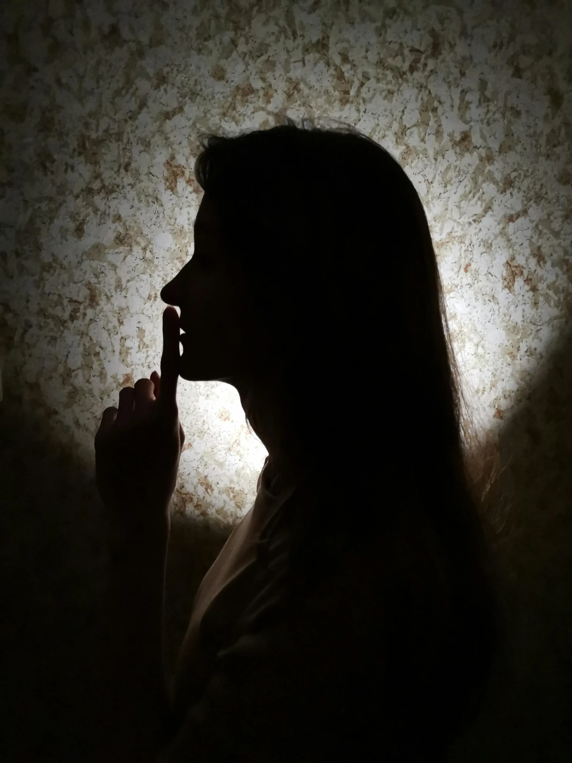 <a href="https://www.pexels.com/es-es/foto/persona-mujer-oscuro-nina-7912668/" target="_blank" rel="noopener noreferrer"> Foto de Валерия Шкода </a> 