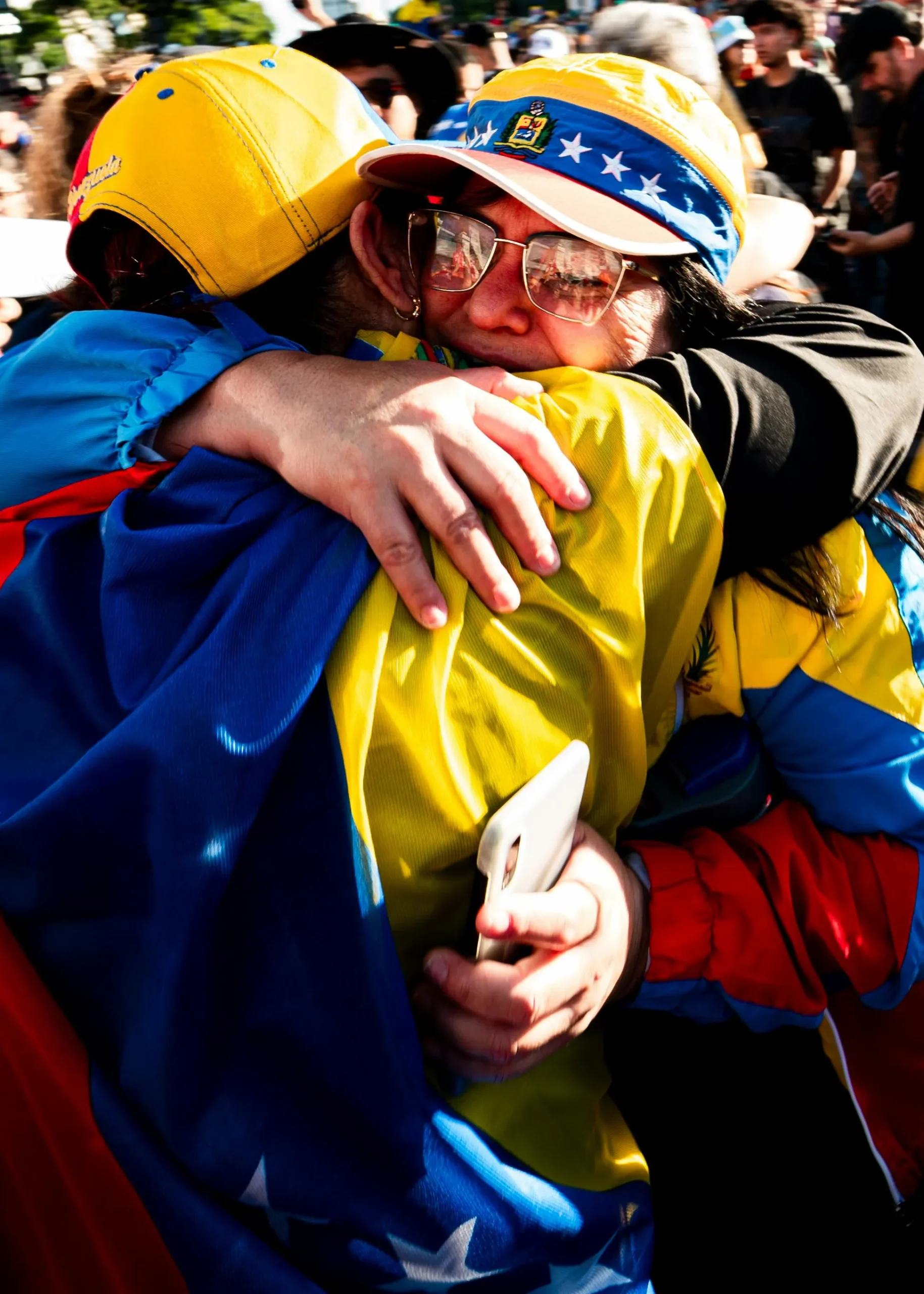 <a href="https://www.pexels.com/es-es/foto/abrazo-alegre-en-celebracion-venezolana-en-buenos-aires-35555665/" target="_blank" rel="noopener noreferrer"> Foto de Alex Dos Santos </a> 