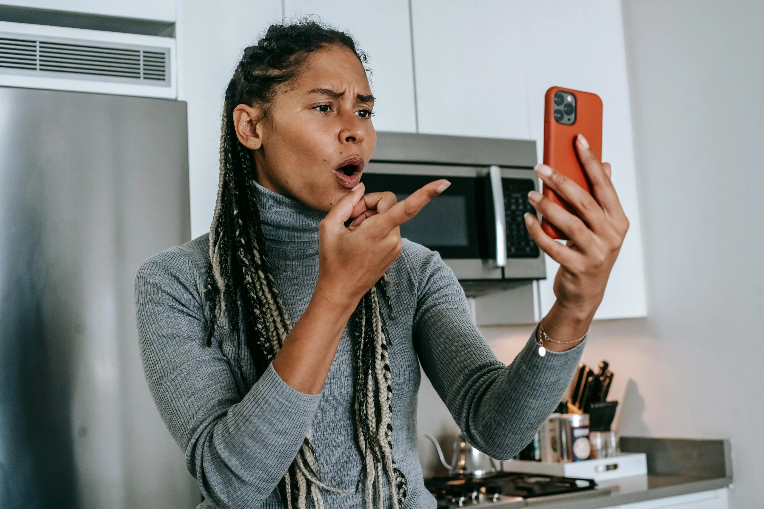 <a href="https://www.pexels.com/es-es/foto/expresiva-joven-negra-discutiendo-durante-la-conversacion-de-video-en-el-telefono-inteligente-5699832/" target="_blank" rel="noopener noreferrer">Foto de Alex Green</a>