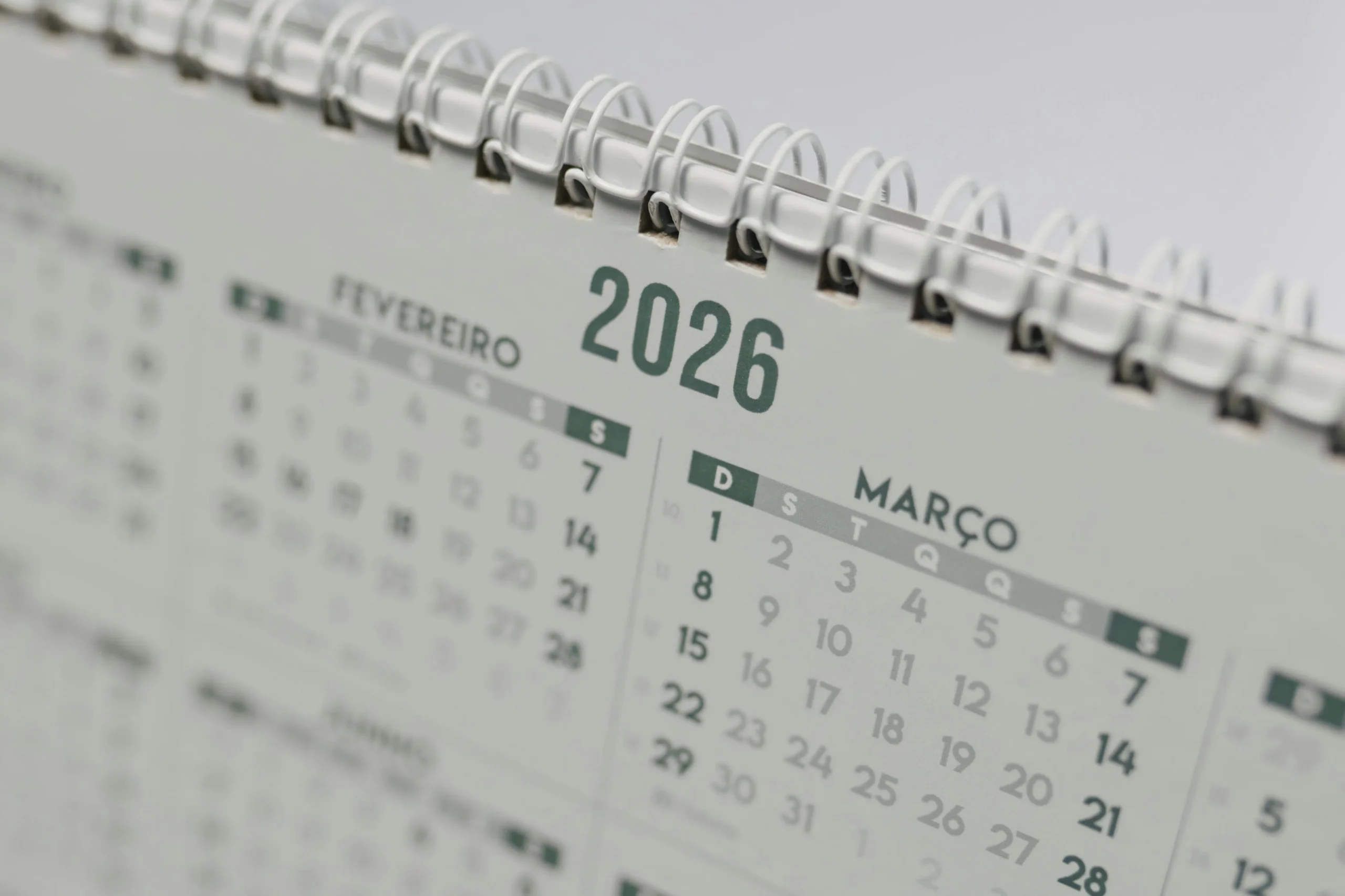 <a href="https://www.pexels.com/es-es/foto/vista-de-cerca-del-calendario-de-escritorio-2026-29509534/" target="_blank" rel="noopener noreferrer">  Foto de Matheus Bertelli
</a>

