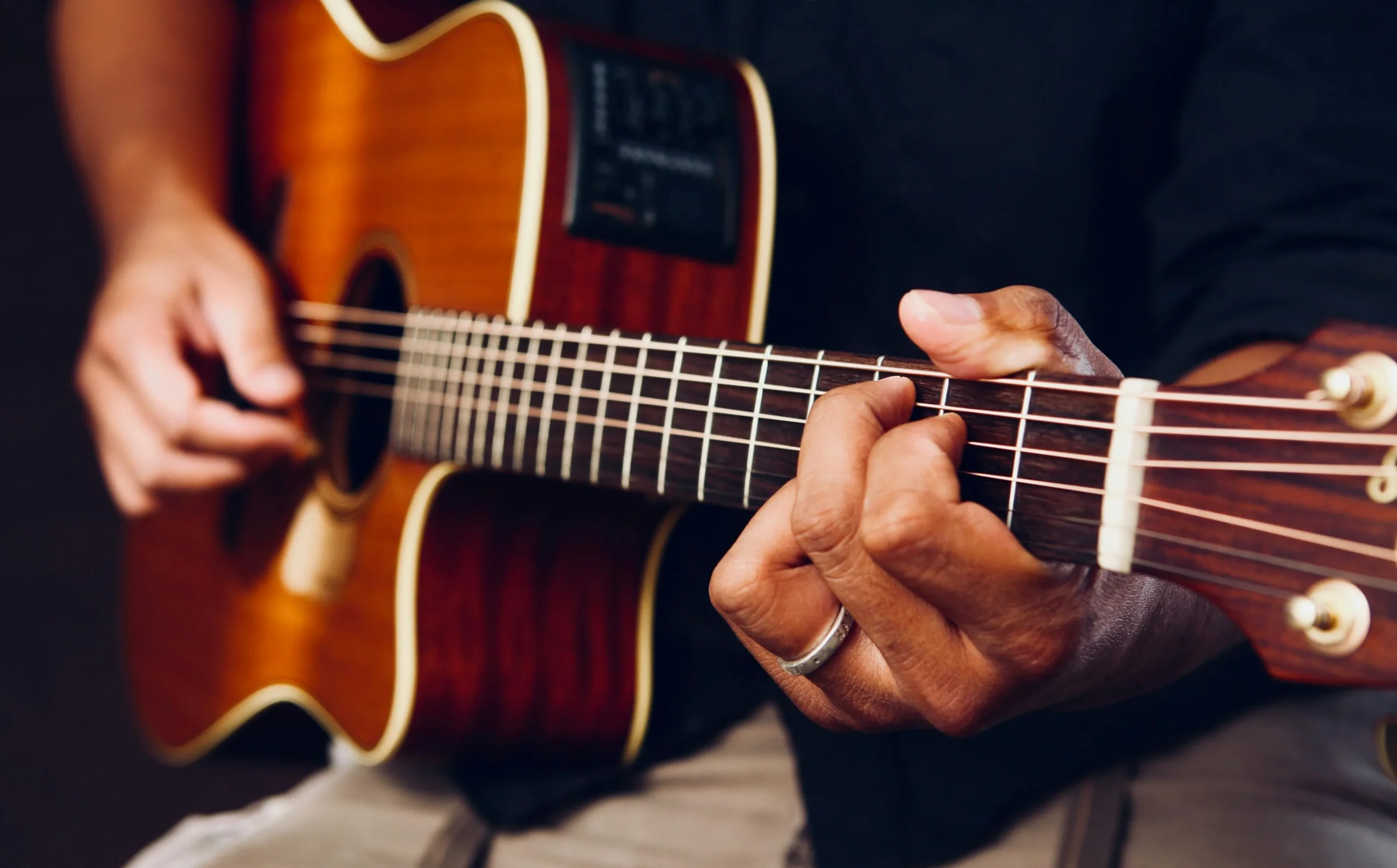<a href="https://www.pexels.com/es-es/foto/foto-de-persona-tocando-la-guitarra-acustica-1751731/" target="_blank">Foto de Brent Keane</a>