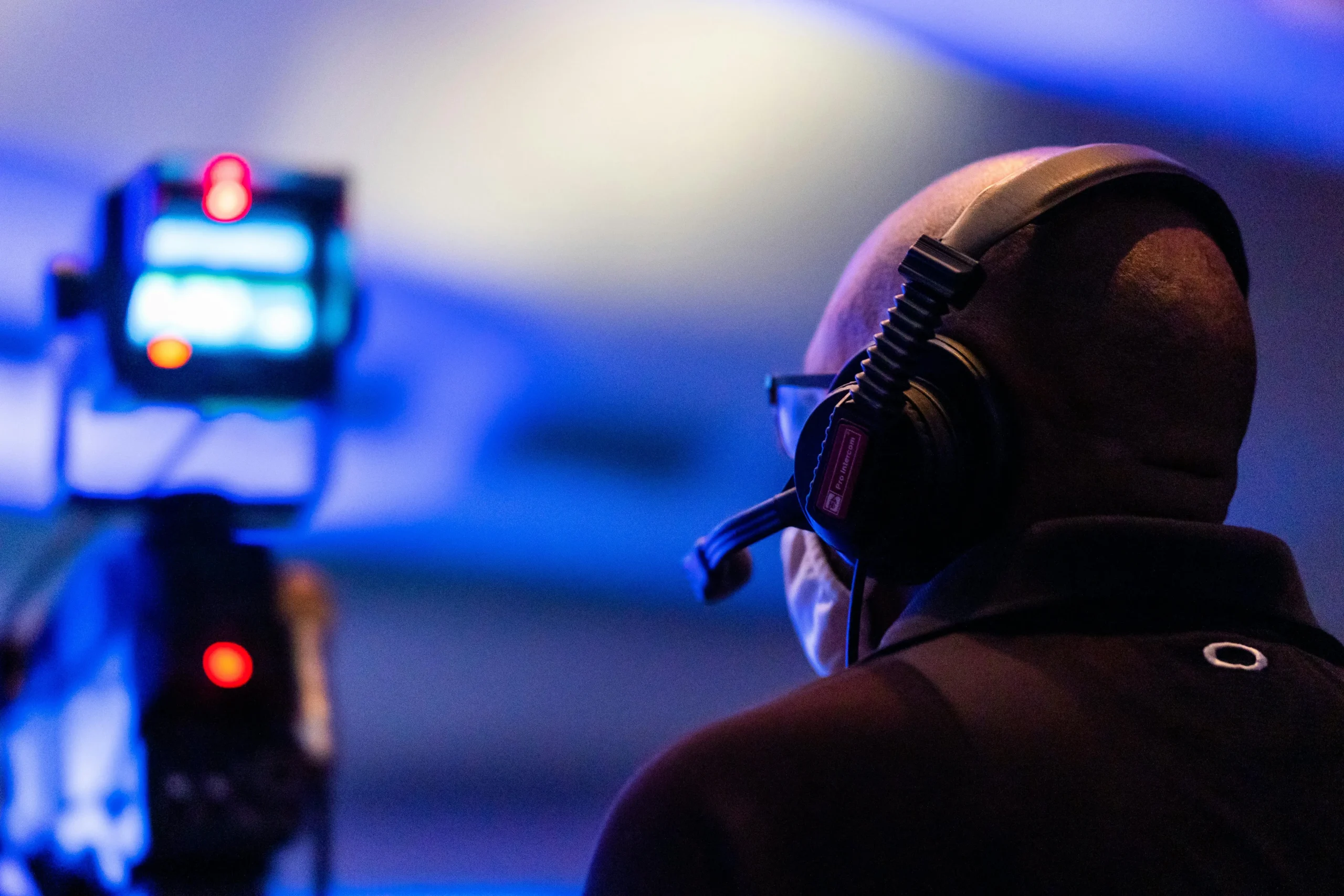 Foto de Caleb Oquendo: https://www.pexels.com/es-es/foto/hombre-luces-mirando-observando-8147313/