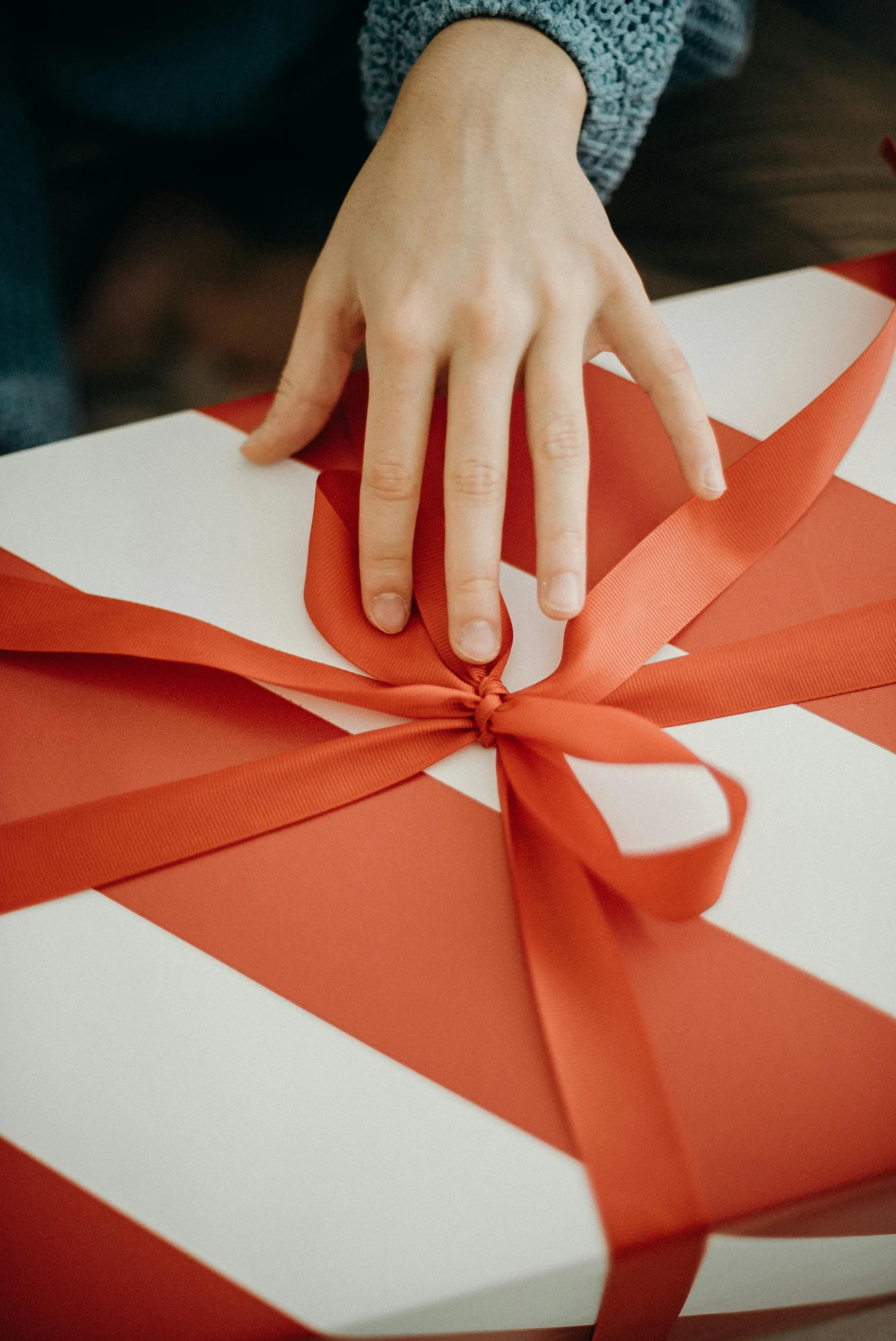 <a href="https://www.pexels.com/es-es/foto/persona-tocando-un-regalo-3154367/" target="_blank" rel="noopener noreferrer">Foto de cottonbro studio</a>