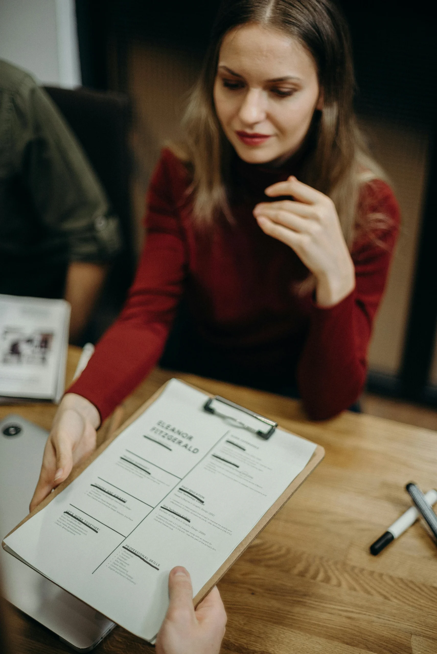 <a href="https://www.pexels.com/photo/woman-holding-clipboard-3205566/" target="_blank" rel="noopener noreferrer">Foto por cottonbro studio vía Pexels</a>