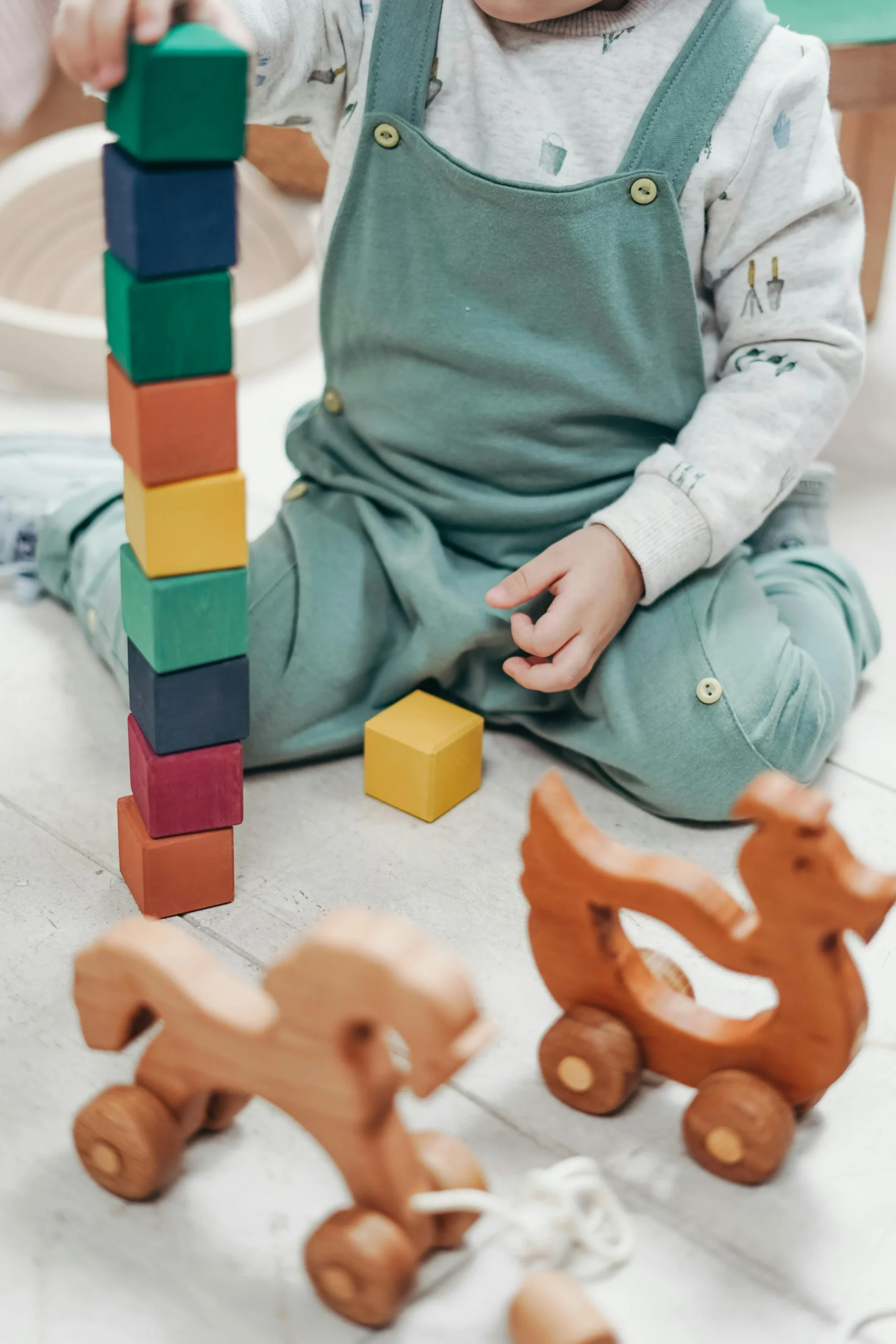 <a href="https://www.pexels.com/es-es/foto/nino-con-camiseta-blanca-de-manga-larga-y-pantalon-de-peto-jugando-con-bloques-de-lego-3661351/" target="_blank" rel="noopener noreferrer"> Foto de cottonbro studio </a> 