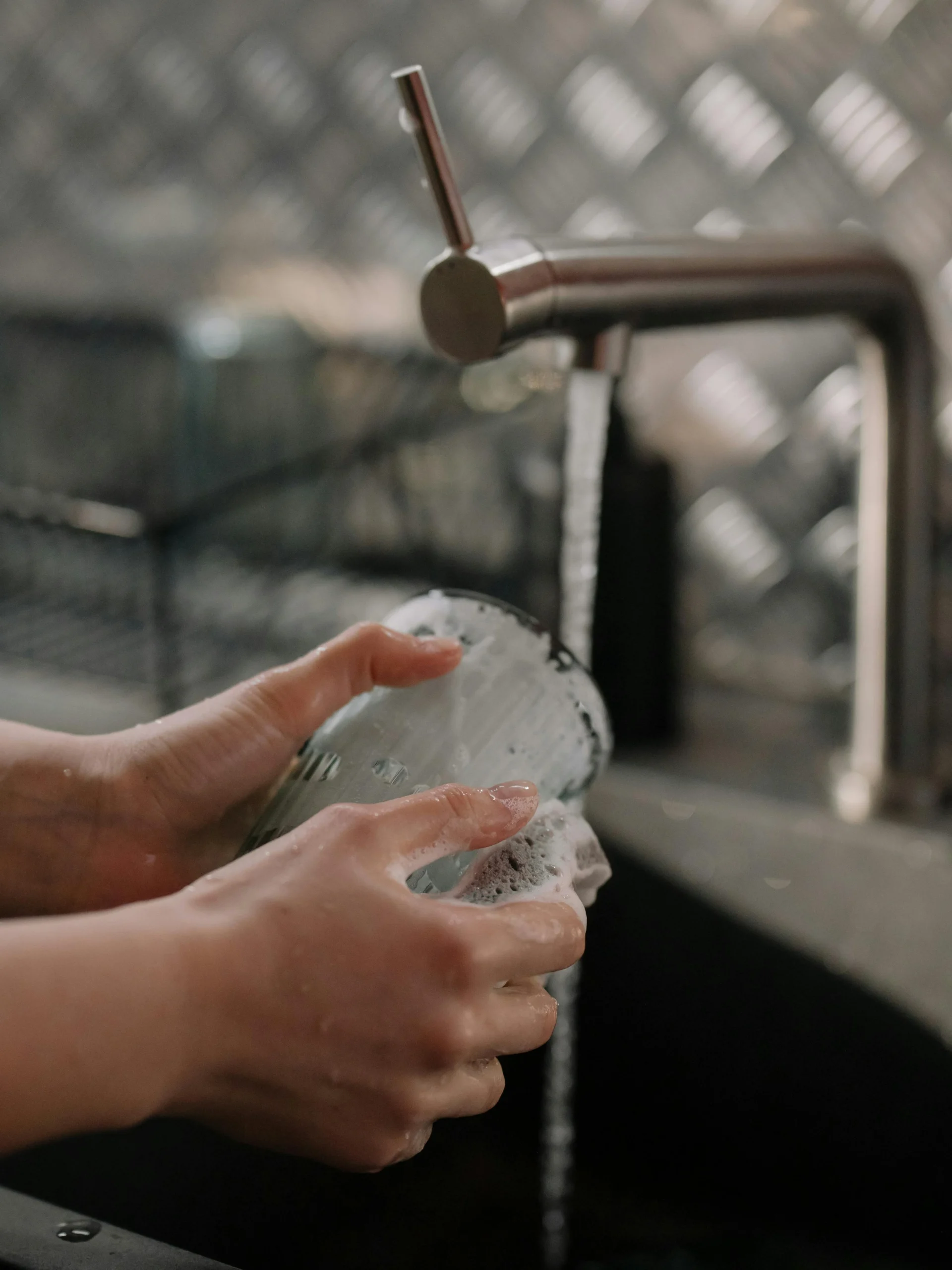 <a href="https://www.pexels.com/photo/person-holding-clear-plastic-container-4108670/" target="_blank" rel="noopener noreferrer">Foto por cottonbro studio vía Pexels</a>