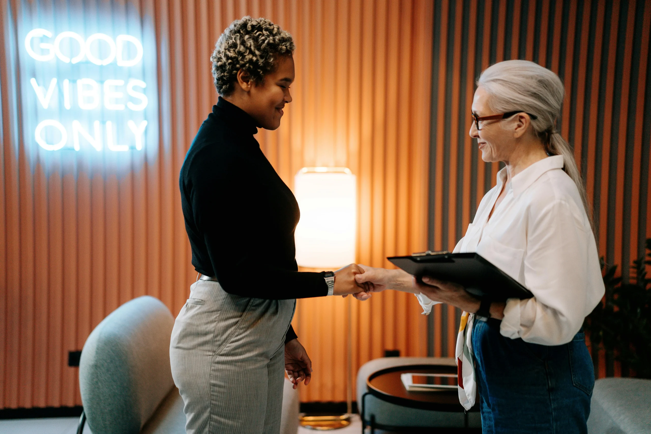 <a href="https://www.pexels.com/photo/woman-in-black-long-sleeve-shirt-had-a-job-interview-5989927/" target="_blank" rel="noopener noreferrer">Foto por cottonbro studio vía Pexels</a>