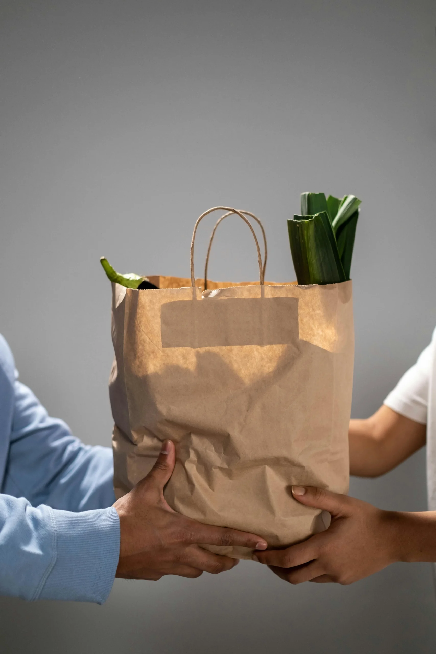 <a href="https://www.pexels.com/es-es/foto/comida-vegetales-verduras-manos-6591162/" target="_blank" rel="noopener noreferrer"> Foto de cottonbro studio </a> 