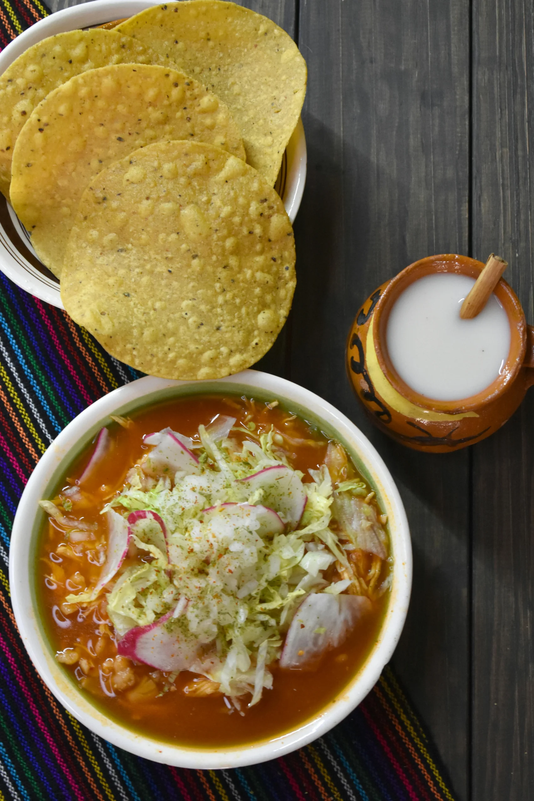 Foto por <a href="https://www.pexels.com/photo/bowl-with-soup-and-chips-near-16235561/" target="_blank" rel="noopener noreferrer">Den Romi McRod</a>