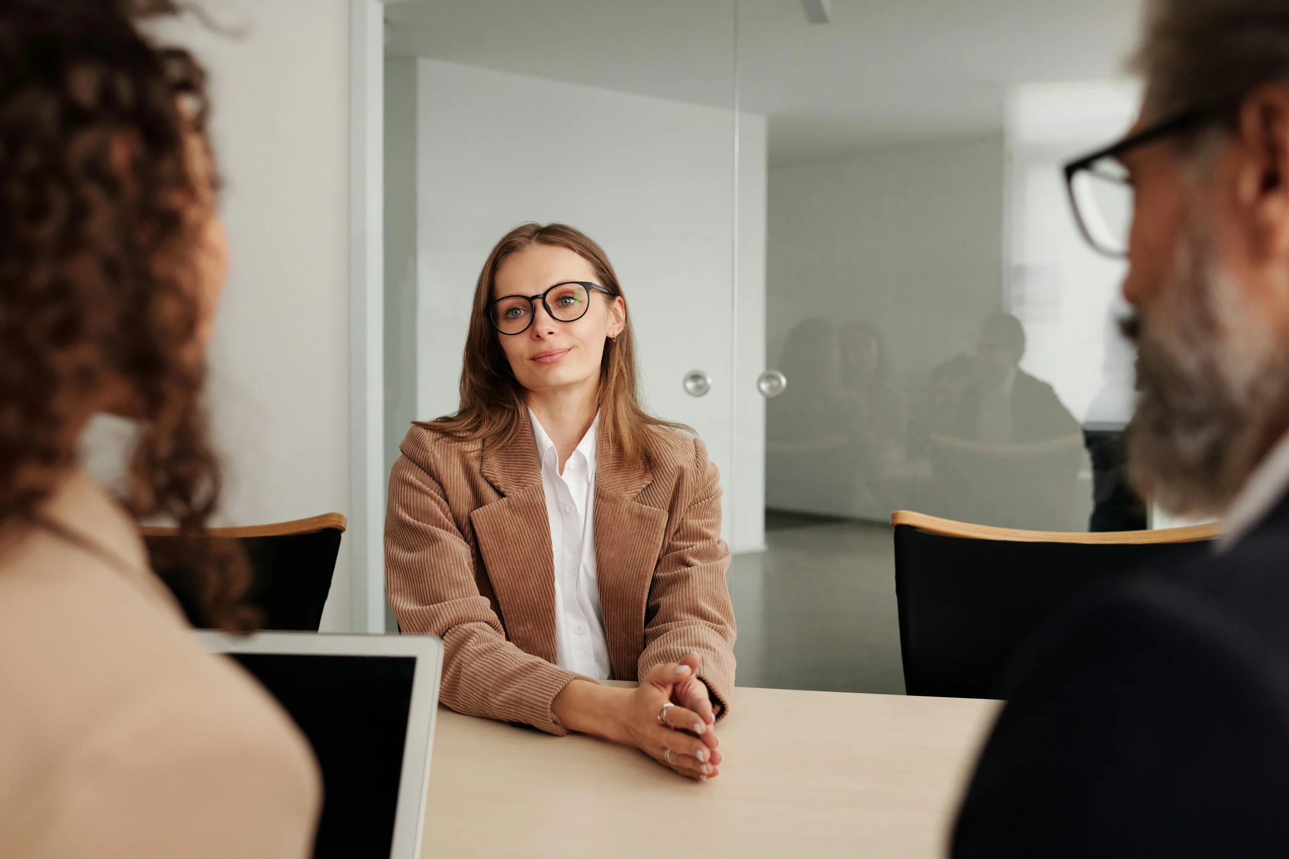 <a href="https://www.pexels.com/photo/woman-in-brown-blazer-seated-beside-table-4342496/" target="_blank" rel="noopener noreferrer">Foto por Edmond Dantès vía Pexels</a>