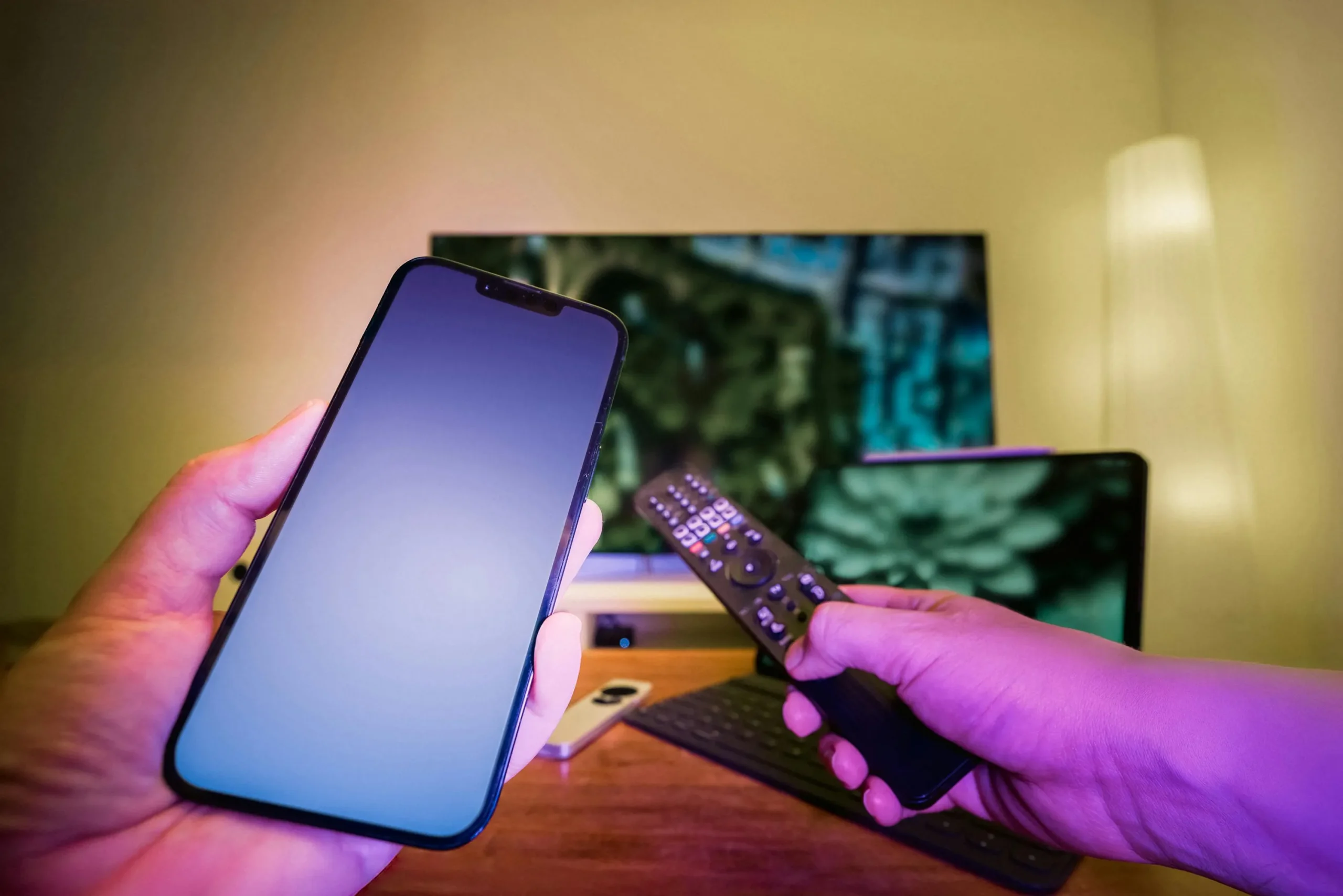 <a href="https://www.pexels.com/es-es/foto/configuracion-de-tecnologia-moderna-con-tv-y-dispositivos-31121857/" target="_blank">Foto de Jakub Zerdzicki</a>